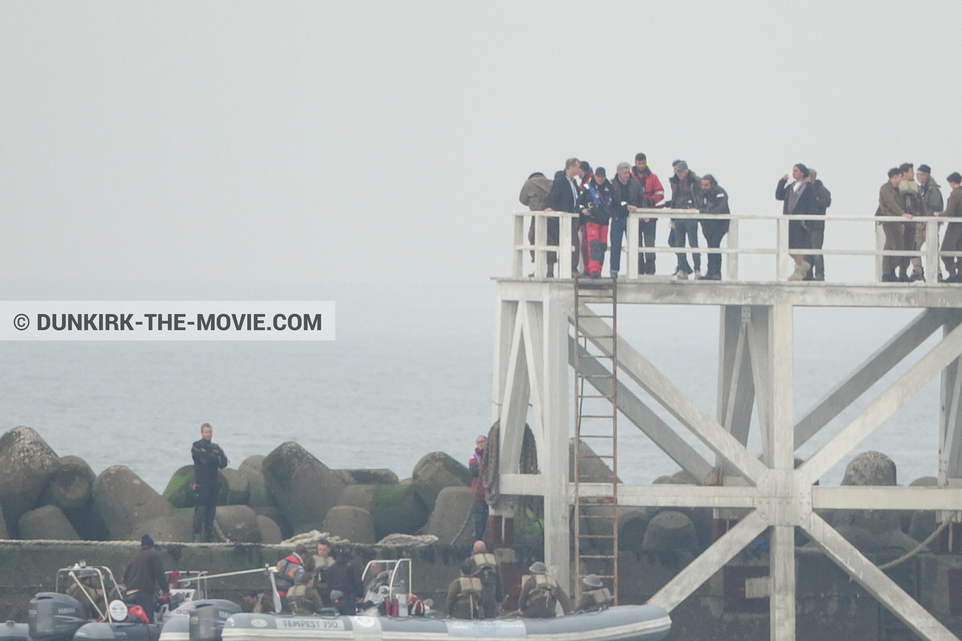 Photo avec acteur, ciel gris, figurants, Hoyte van Hoytema, jetÃ©e EST, Christopher Nolan, zodiac, Nilo Otero,  des dessous du Film Dunkerque de Nolan