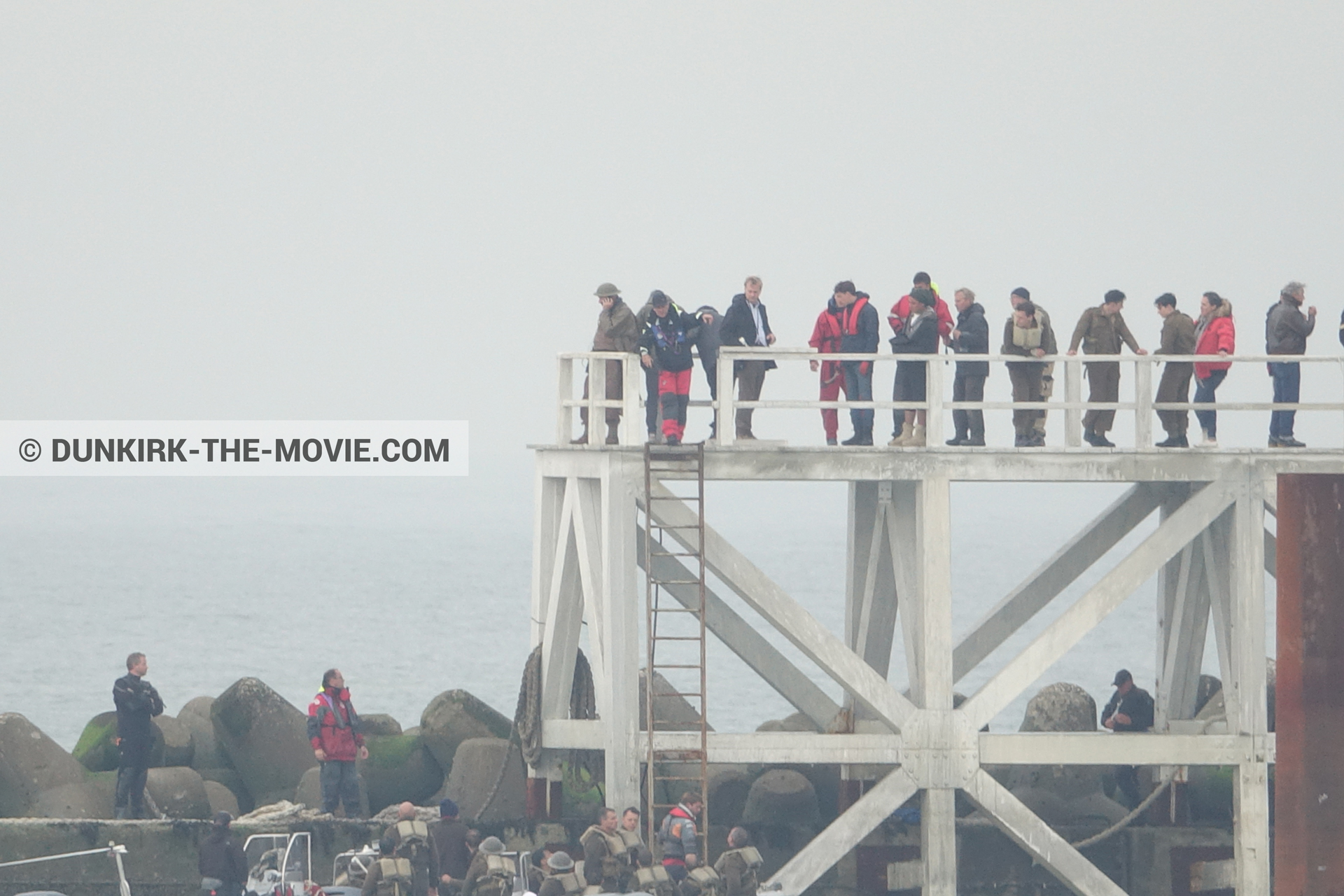 Photo avec acteur, ciel gris, figurants, Hoyte van Hoytema, jetÃ©e EST, Christopher Nolan, zodiac,  des dessous du Film Dunkerque de Nolan