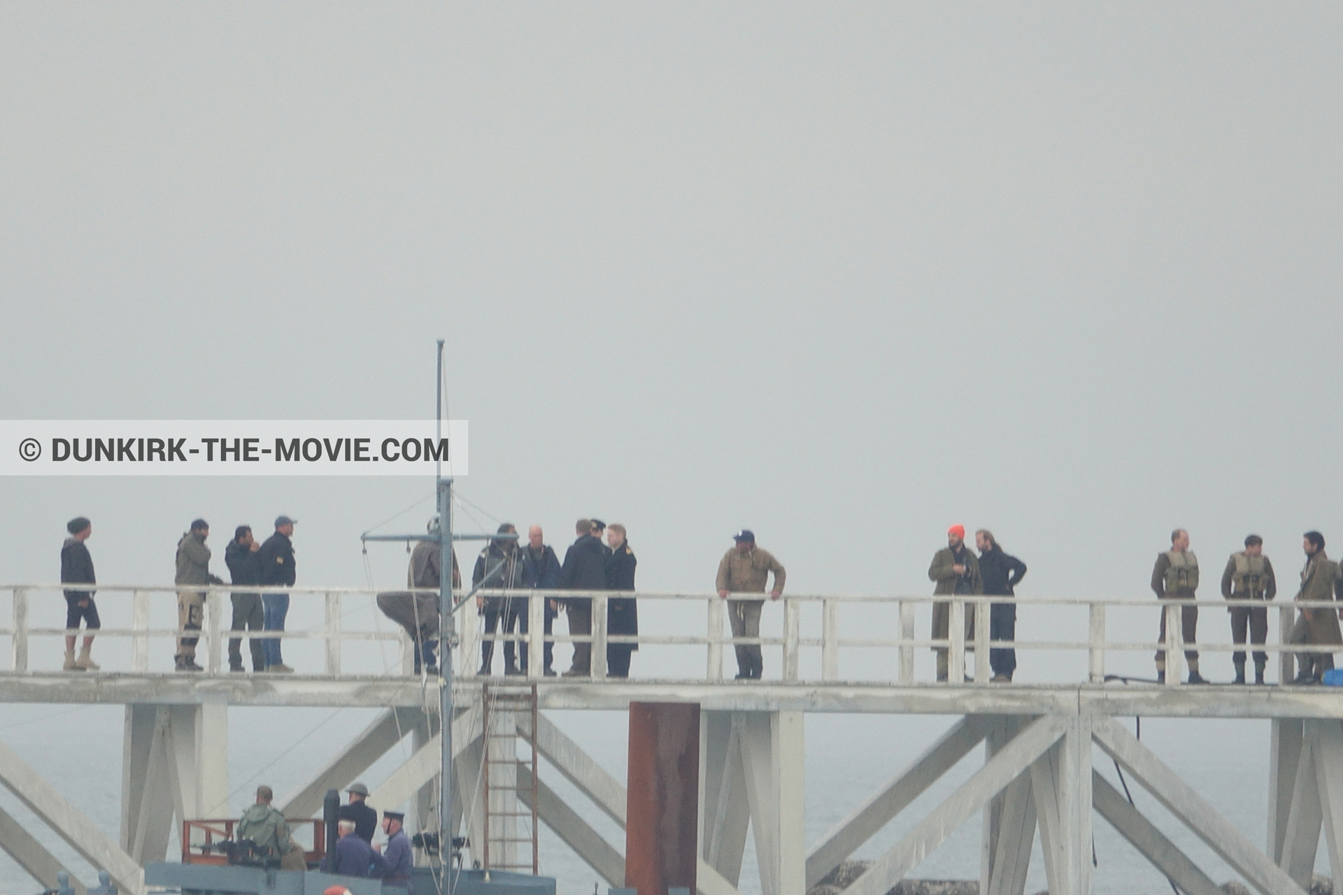 Photo avec acteur, ciel gris, figurants, HMS Medusa - ML1387, Hoyte van Hoytema, jetÃ©e EST, Kenneth Branagh, Christopher Nolan, Ã©quipe technique,  des dessous du Film Dunkerque de Nolan