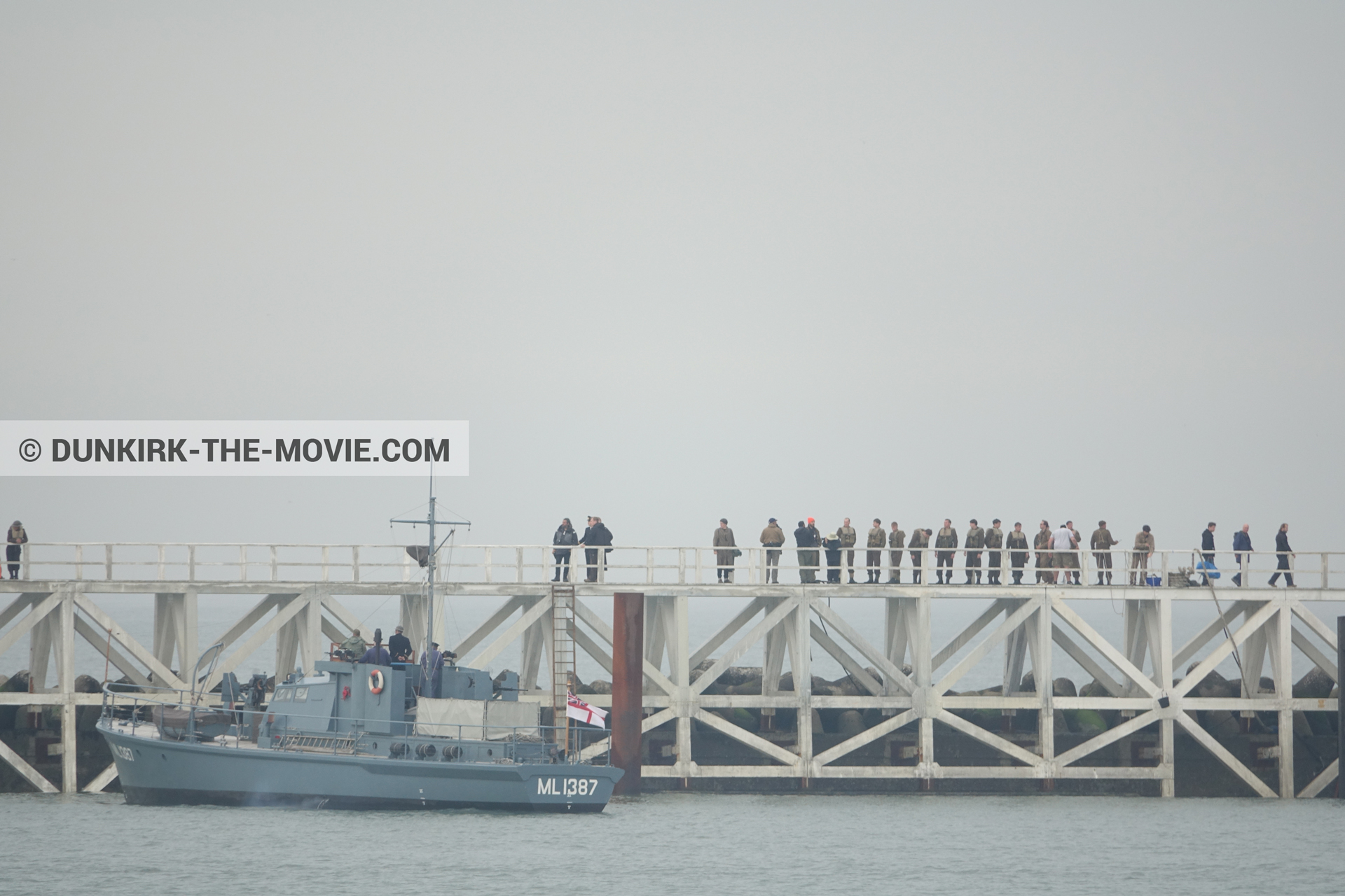 Photo avec ciel gris, figurants, HMS Medusa - ML1387, jetée EST, mer calme, équipe technique,  des dessous du Film Dunkerque de Nolan