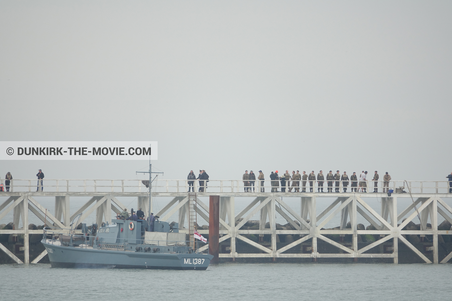 Photo avec ciel gris, figurants, HMS Medusa - ML1387, jetée EST, mer calme, équipe technique,  des dessous du Film Dunkerque de Nolan