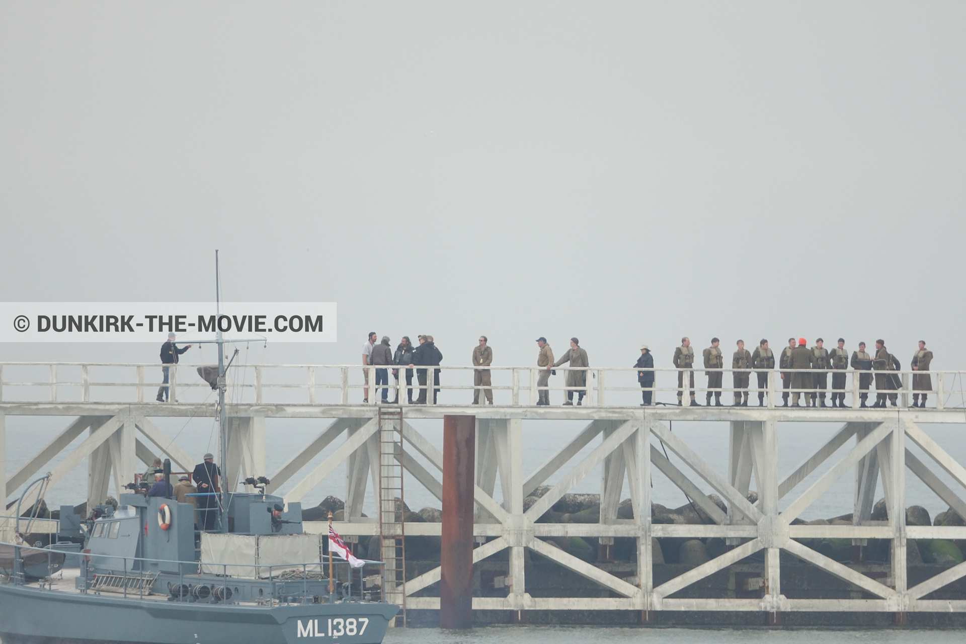 Fotos con cielo gris, extras, HMS Medusa - ML1387, muelle del ESTE, mares calma, equipo técnica, Nilo Otero,  durante el rodaje de la película Dunkerque de Nolan