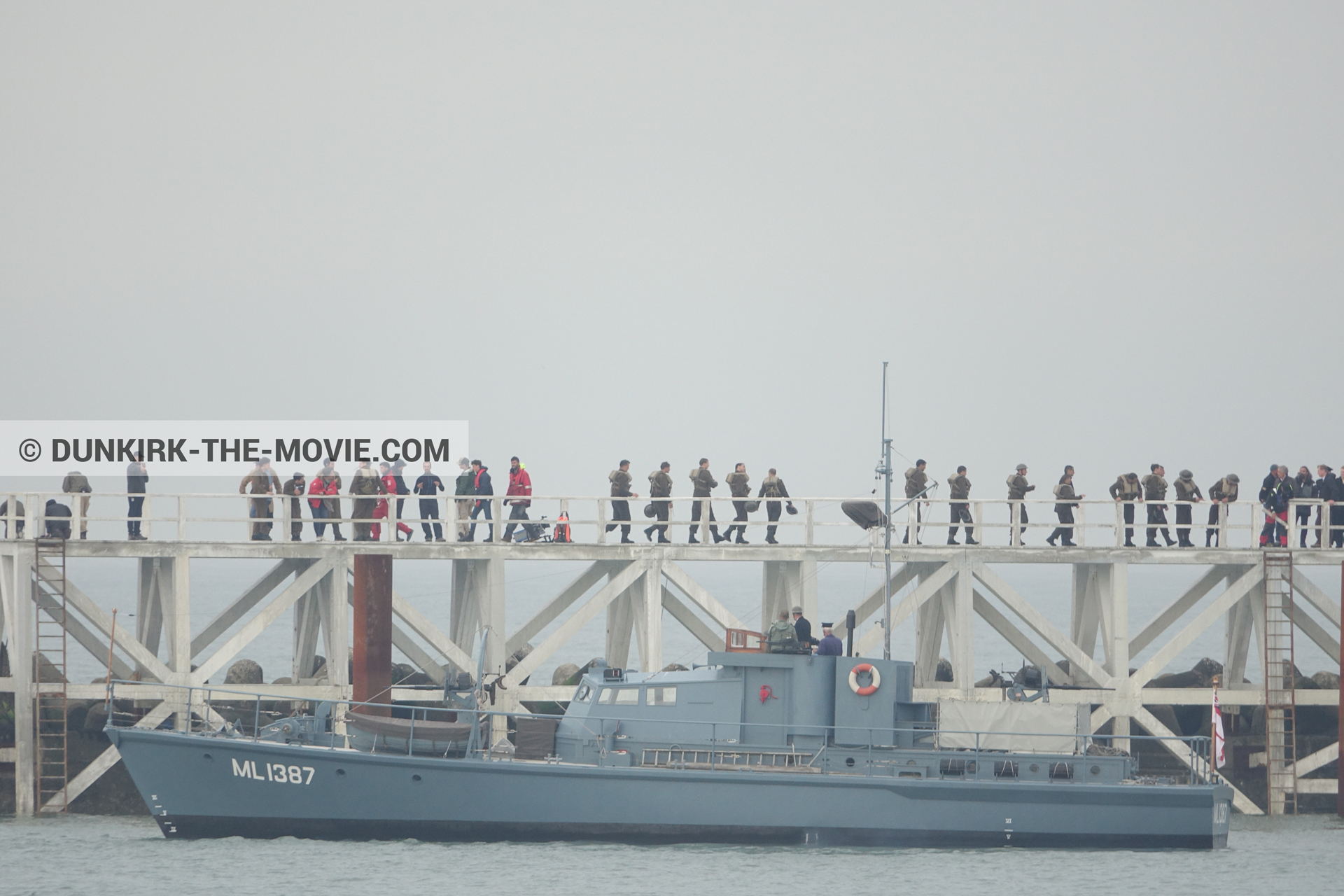 Photo avec ciel gris, figurants, HMS Medusa - ML1387, Hoyte van Hoytema, jetÃ©e EST, mer calme,  des dessous du Film Dunkerque de Nolan