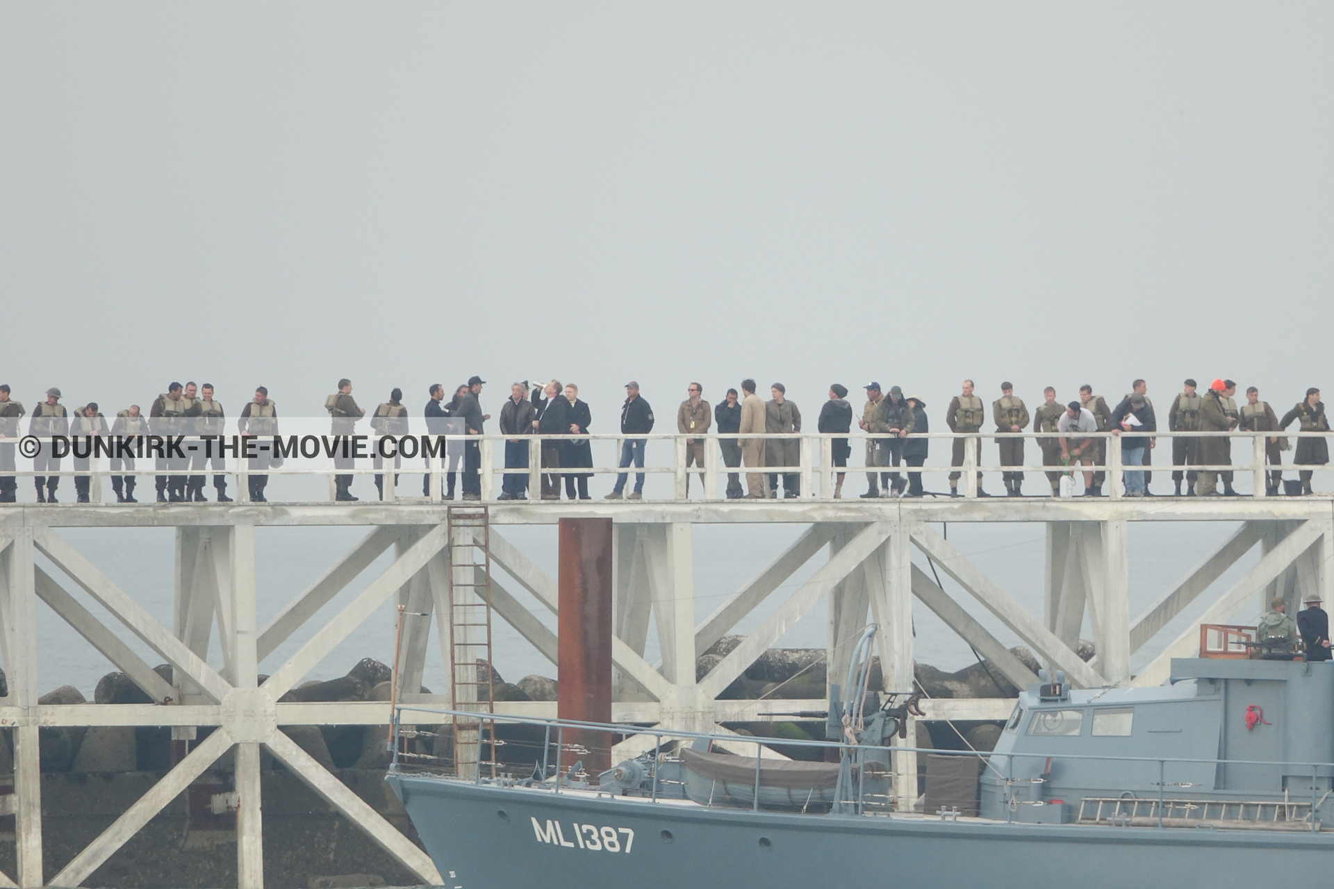 Fotos con cielo gris, extras, HMS Medusa - ML1387, muelle del ESTE, Kenneth Branagh, mares calma, Christopher Nolan, Nilo Otero,  durante el rodaje de la película Dunkerque de Nolan