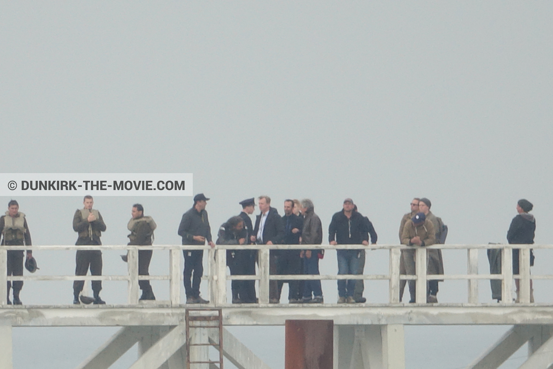 Fotos con cielo gris, extras, Hoyte van Hoytema, muelle del ESTE, Christopher Nolan, equipo técnica, Nilo Otero,  durante el rodaje de la película Dunkerque de Nolan