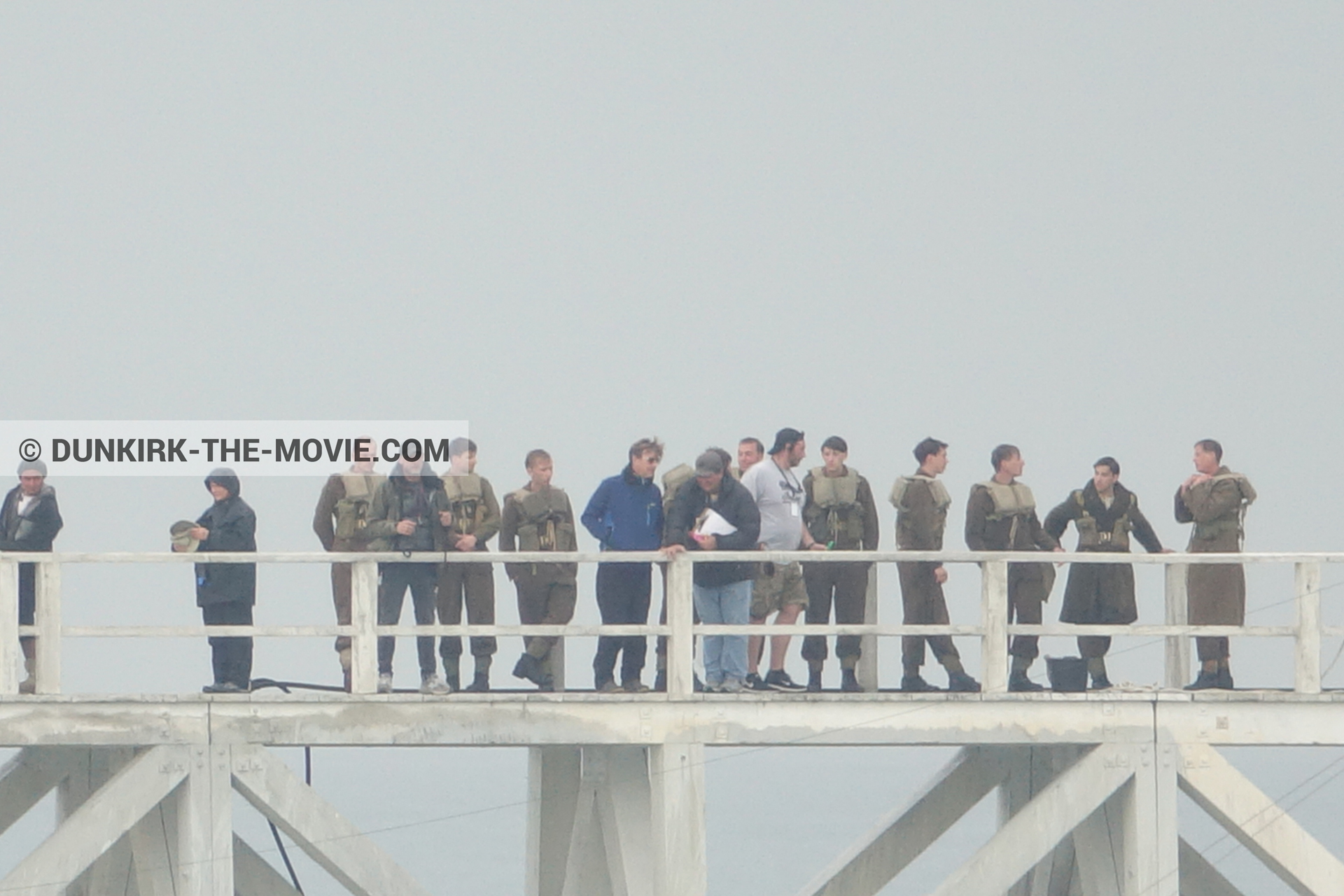 Photo avec ciel gris, figurants, jetée EST, équipe technique,  des dessous du Film Dunkerque de Nolan