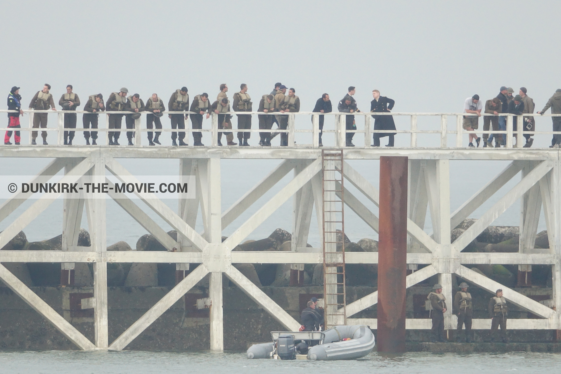 Photo avec acteur, ciel gris, figurants, jetÃ©e EST, Kenneth Branagh, Ã©quipe technique, zodiac,  des dessous du Film Dunkerque de Nolan