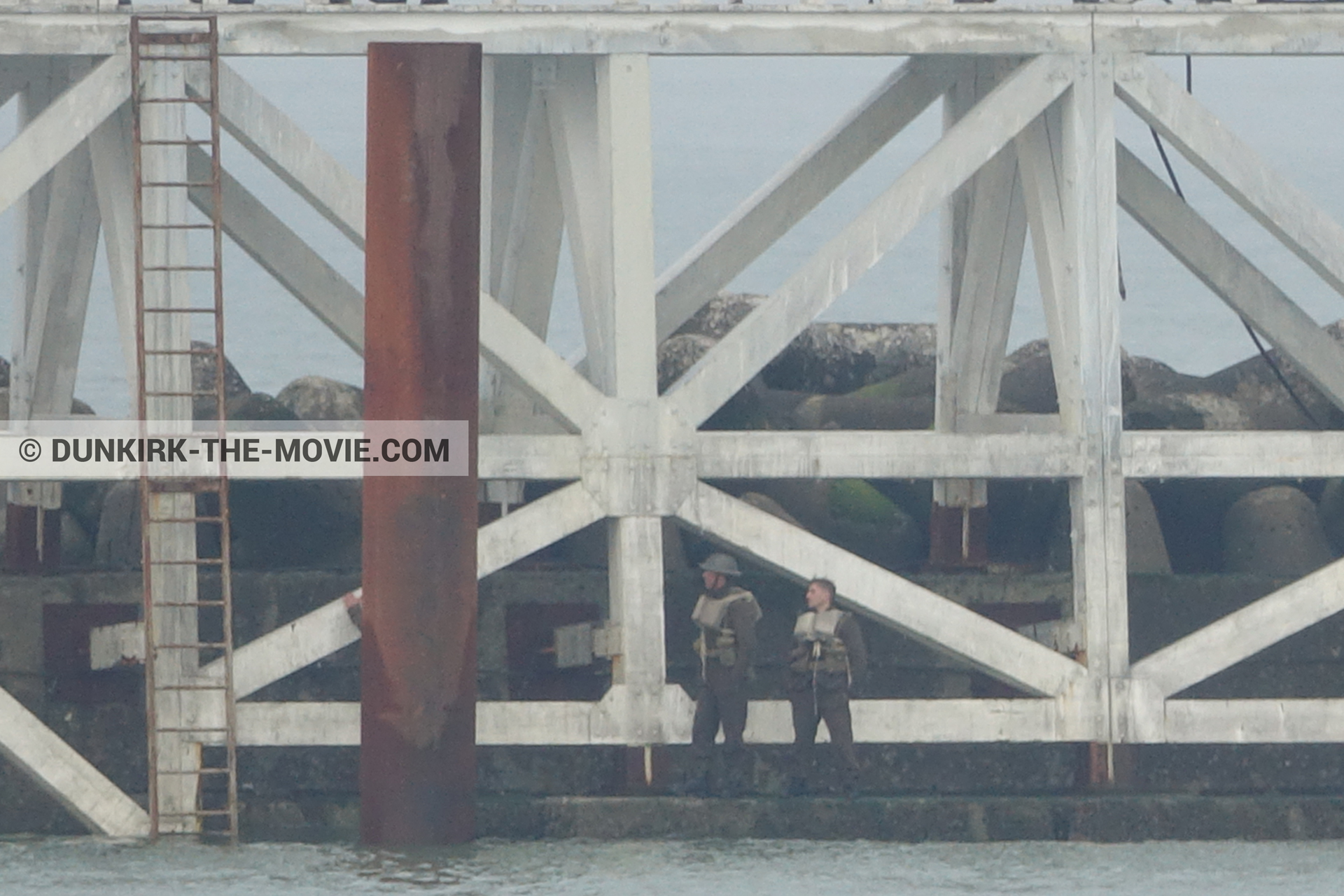 Photo avec acteur, figurants, jetée EST,  des dessous du Film Dunkerque de Nolan