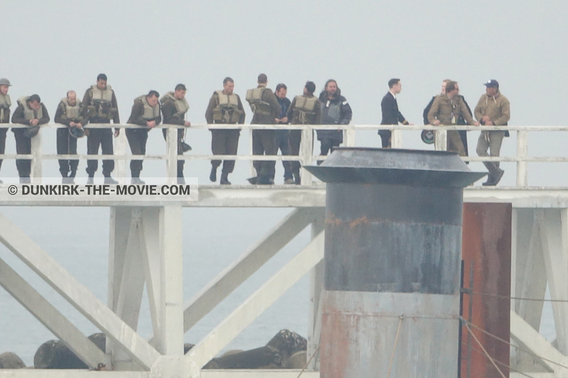 Fotos con cielo gris, decoración, extras, Hoyte van Hoytema, muelle del ESTE, equipo técnica,  durante el rodaje de la película Dunkerque de Nolan