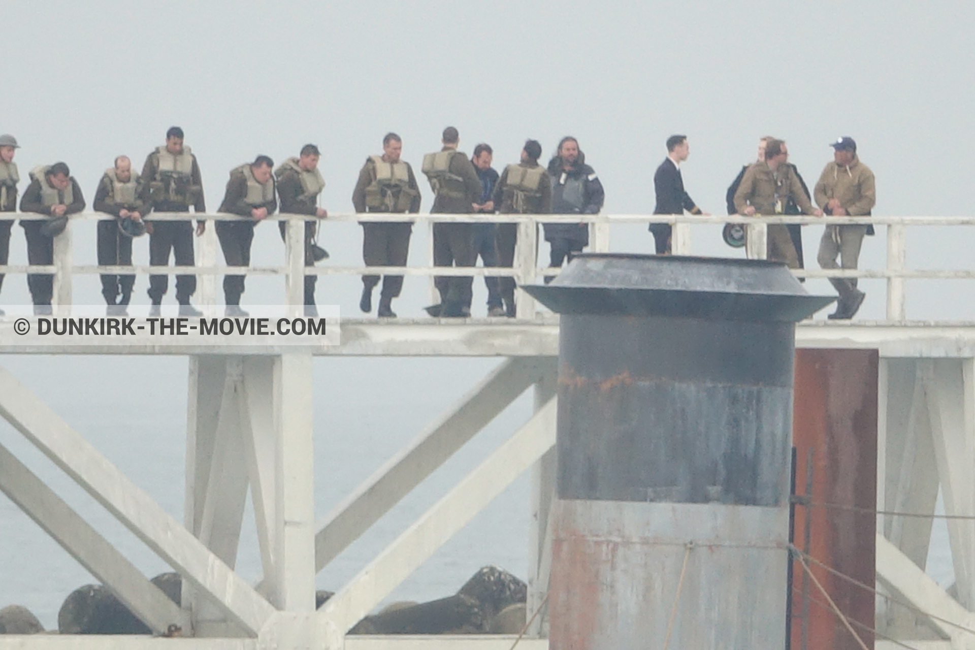 Photo avec ciel gris, dÃ©cor, figurants, Hoyte van Hoytema, jetÃ©e EST, Ã©quipe technique,  des dessous du Film Dunkerque de Nolan