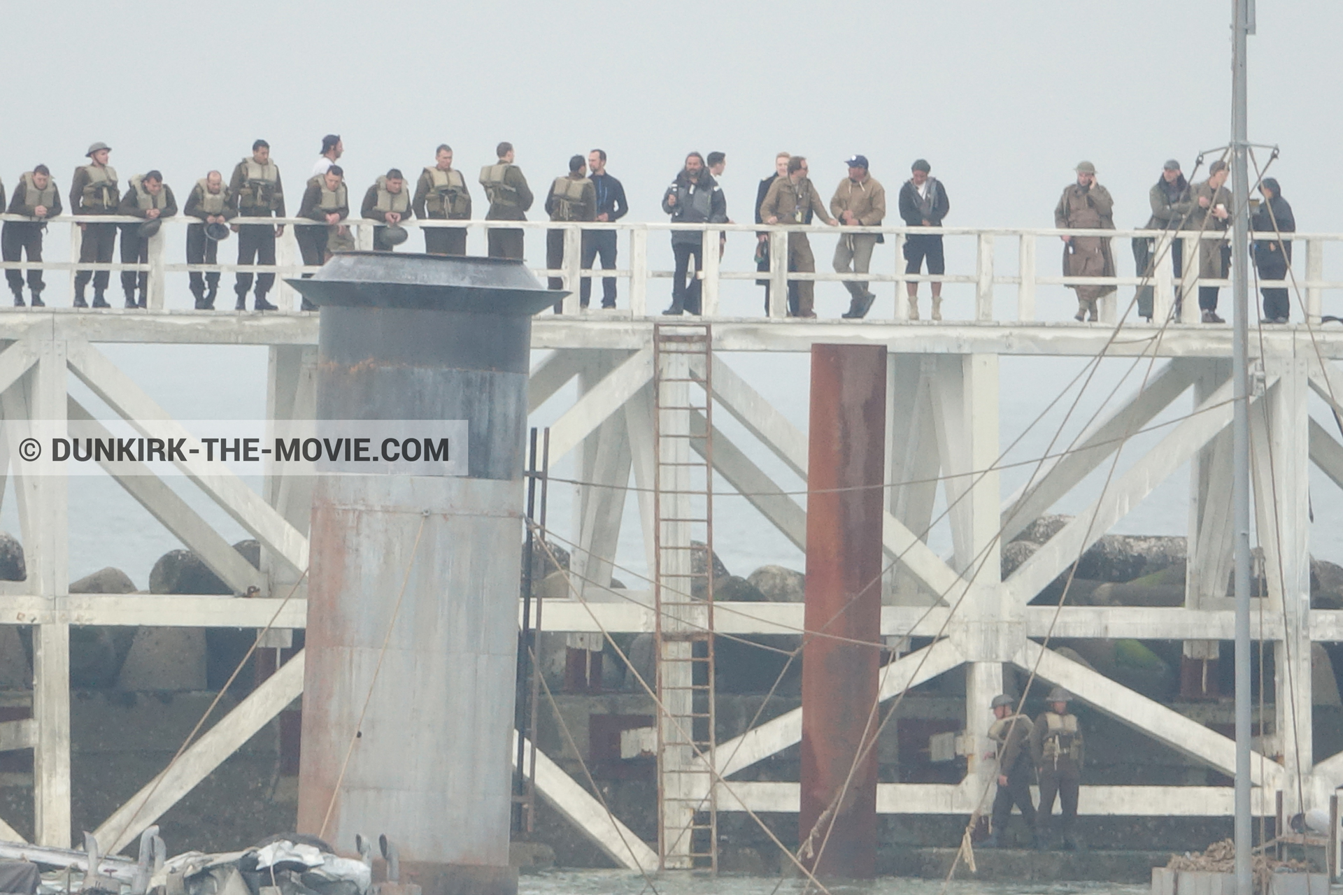 Photo avec ciel gris, dÃ©cor, figurants, Hoyte van Hoytema, jetÃ©e EST, Ã©quipe technique,  des dessous du Film Dunkerque de Nolan