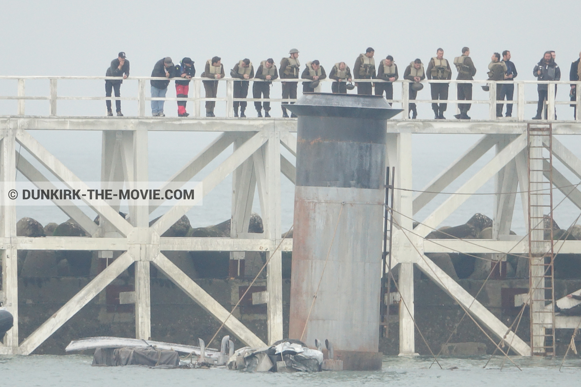 Photo avec ciel gris, dÃ©cor, figurants, Hoyte van Hoytema, jetÃ©e EST, Ã©quipe technique,  des dessous du Film Dunkerque de Nolan