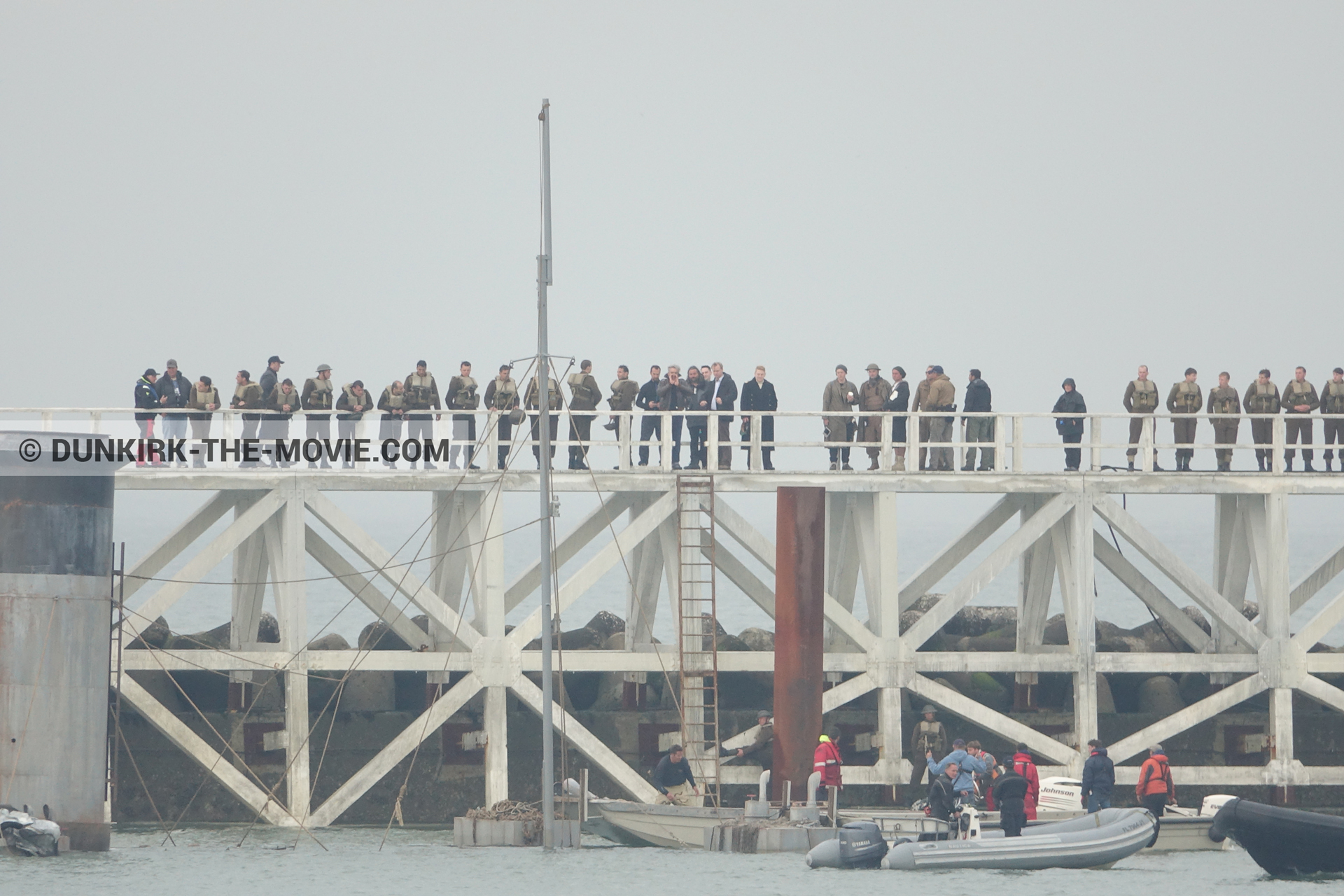 Photo avec ciel gris, dÃ©cor, figurants, Hoyte van Hoytema, jetÃ©e EST, Kenneth Branagh, Christopher Nolan, Ã©quipe technique, zodiac, Nilo Otero,  des dessous du Film Dunkerque de Nolan