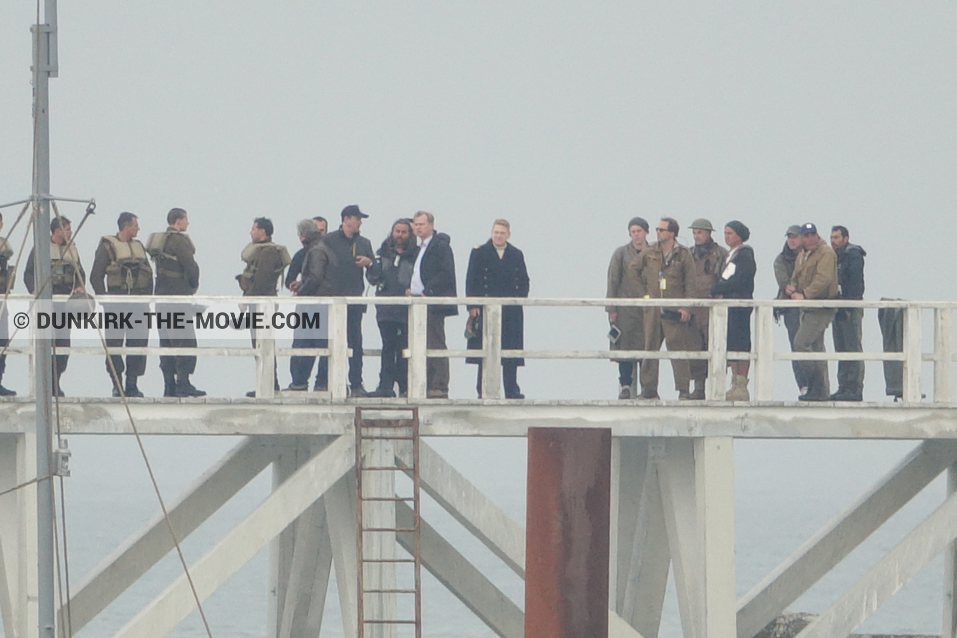 Fotos con actor, cielo gris, extras, Hoyte van Hoytema, muelle del ESTE, Kenneth Branagh, Christopher Nolan, equipo técnica, Nilo Otero,  durante el rodaje de la película Dunkerque de Nolan