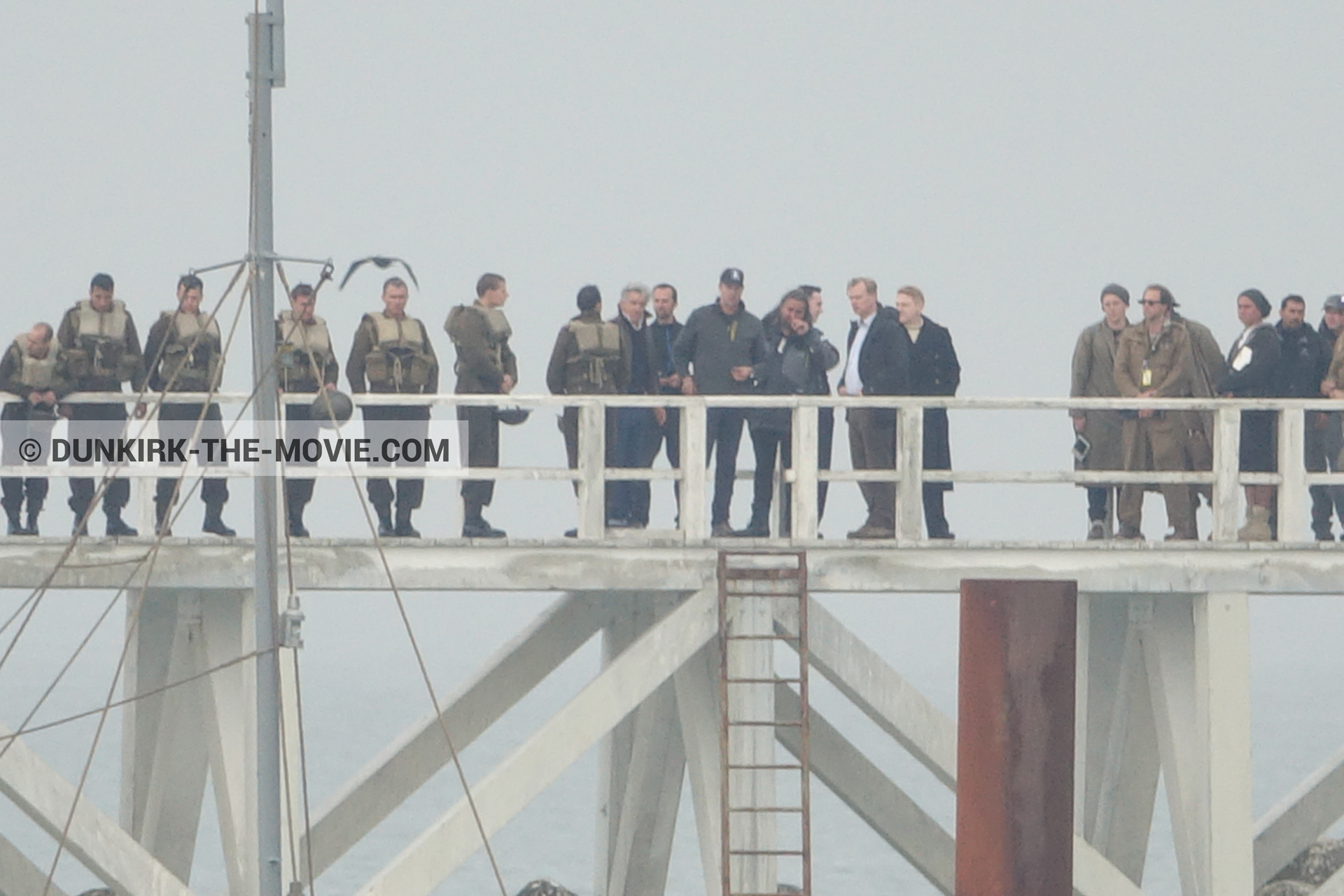 Photo avec acteur, ciel gris, figurants, Hoyte van Hoytema, jetÃ©e EST, Kenneth Branagh, Christopher Nolan, Ã©quipe technique, Nilo Otero,  des dessous du Film Dunkerque de Nolan