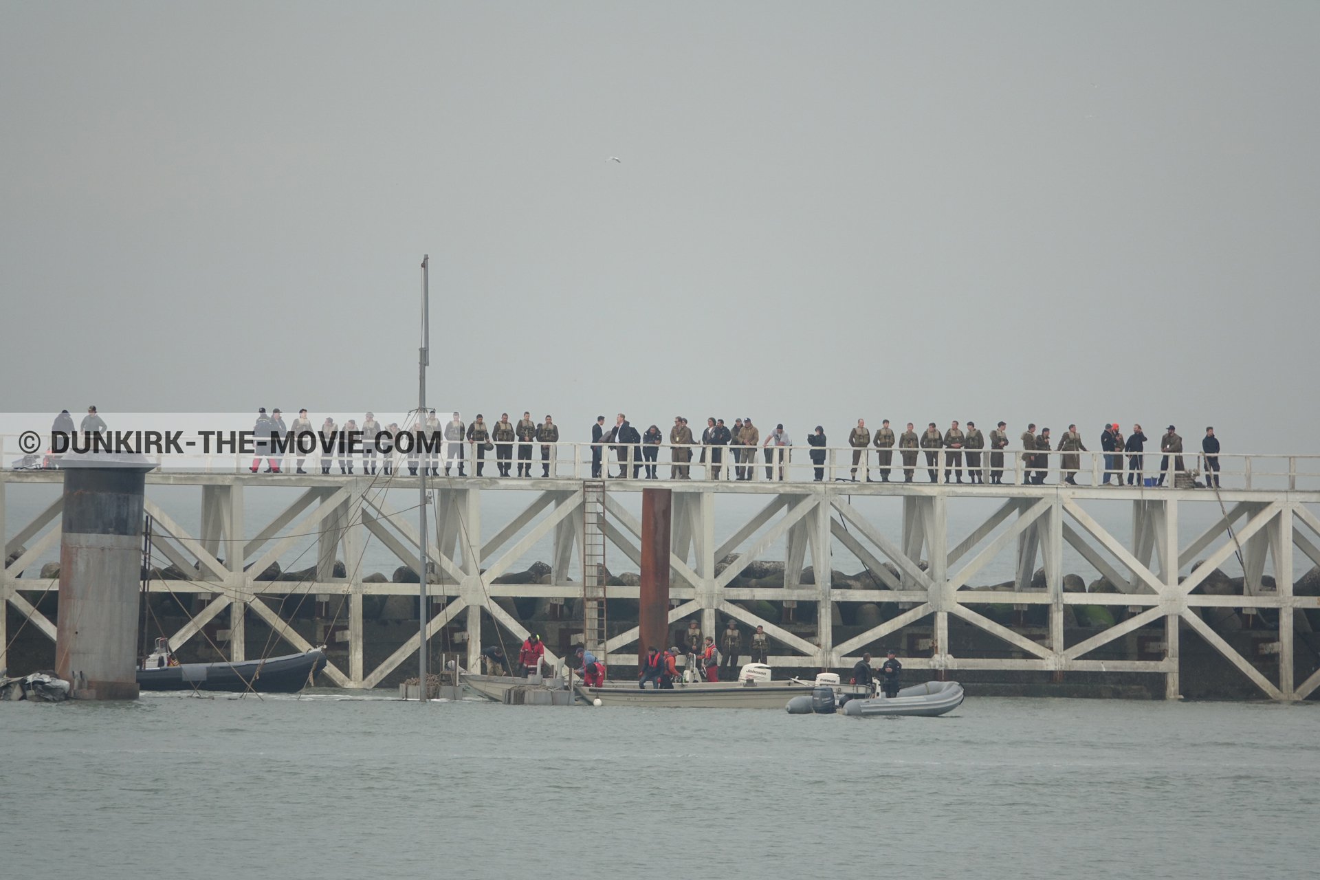 Fotos con actor, cielo gris, decoración, extras, muelle del ESTE, equipo técnica, zodiaco,  durante el rodaje de la película Dunkerque de Nolan