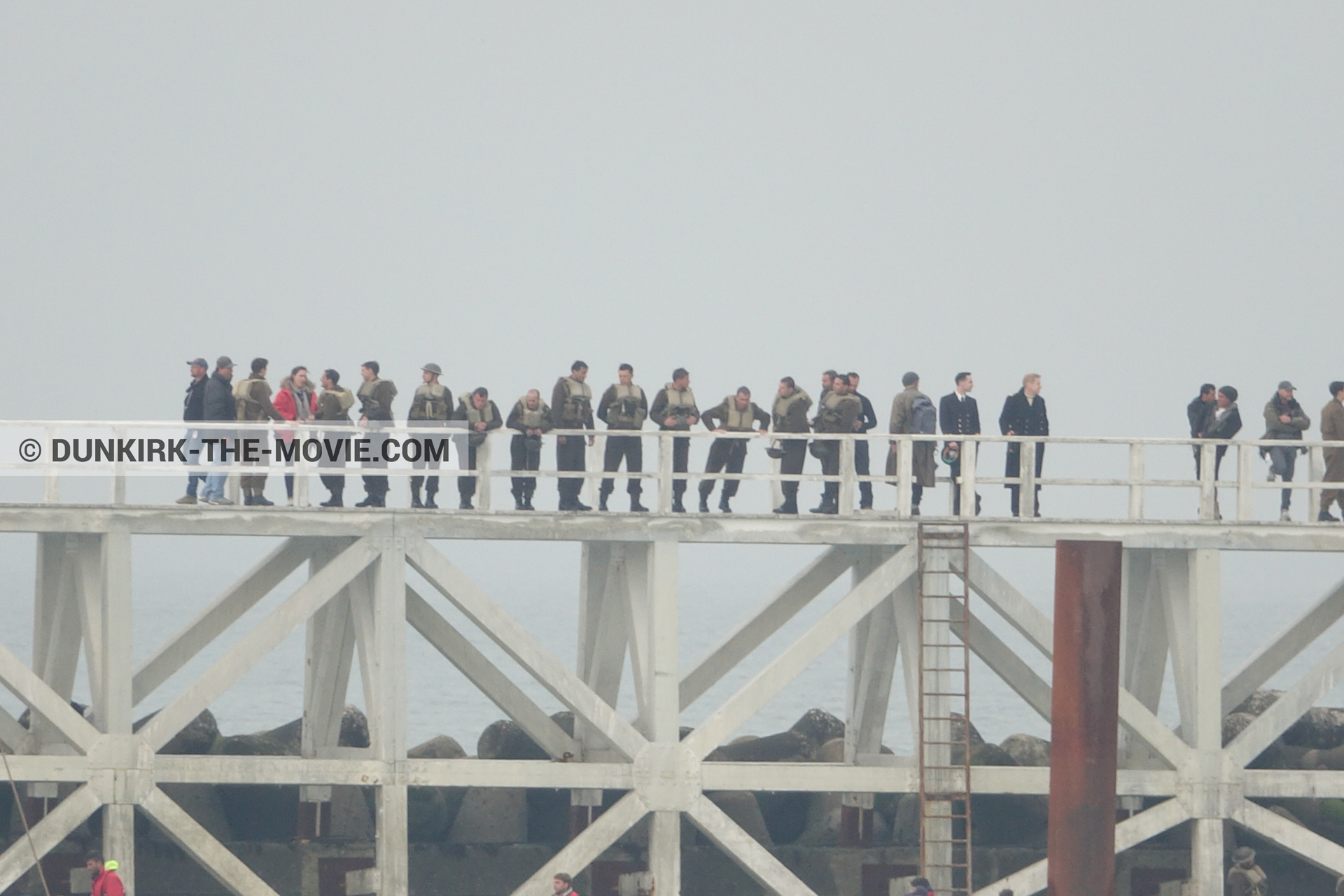Fotos con actor, cielo gris, extras, muelle del ESTE, Kenneth Branagh, equipo técnica,  durante el rodaje de la película Dunkerque de Nolan