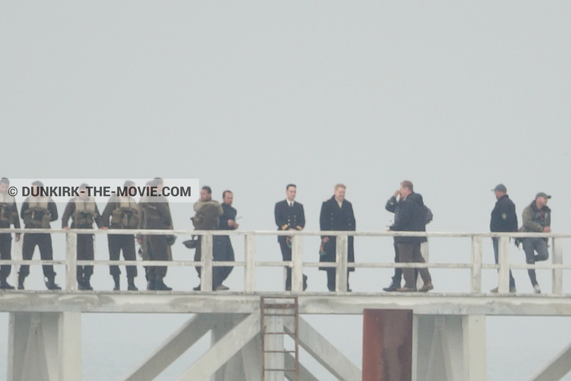 Photo avec acteur, ciel gris, figurants, Hoyte van Hoytema, jetÃ©e EST, Kenneth Branagh, Christopher Nolan, Ã©quipe technique,  des dessous du Film Dunkerque de Nolan