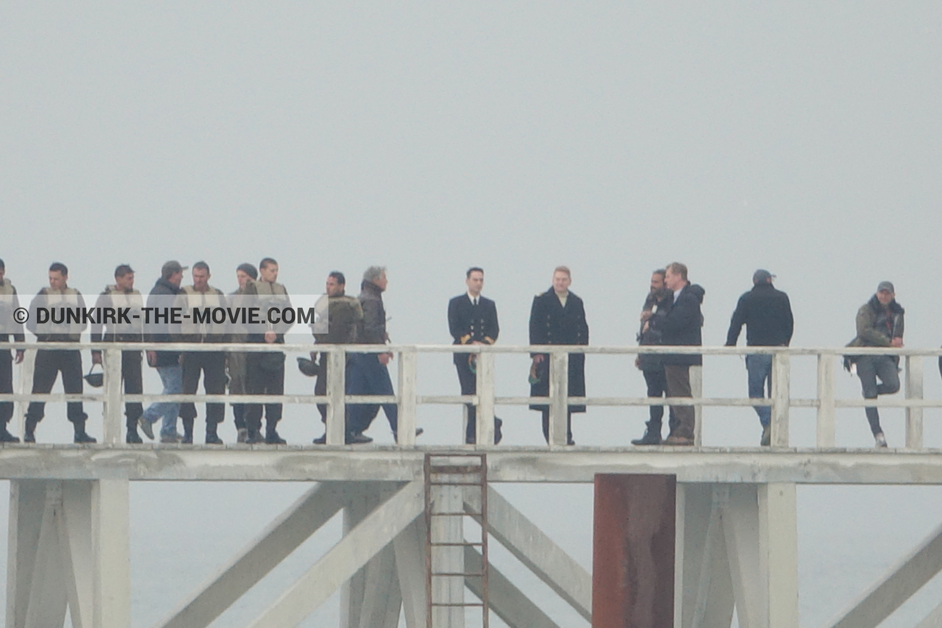 Photo avec acteur, ciel gris, figurants, Hoyte van Hoytema, jetÃ©e EST, Kenneth Branagh, Christopher Nolan, Ã©quipe technique,  des dessous du Film Dunkerque de Nolan