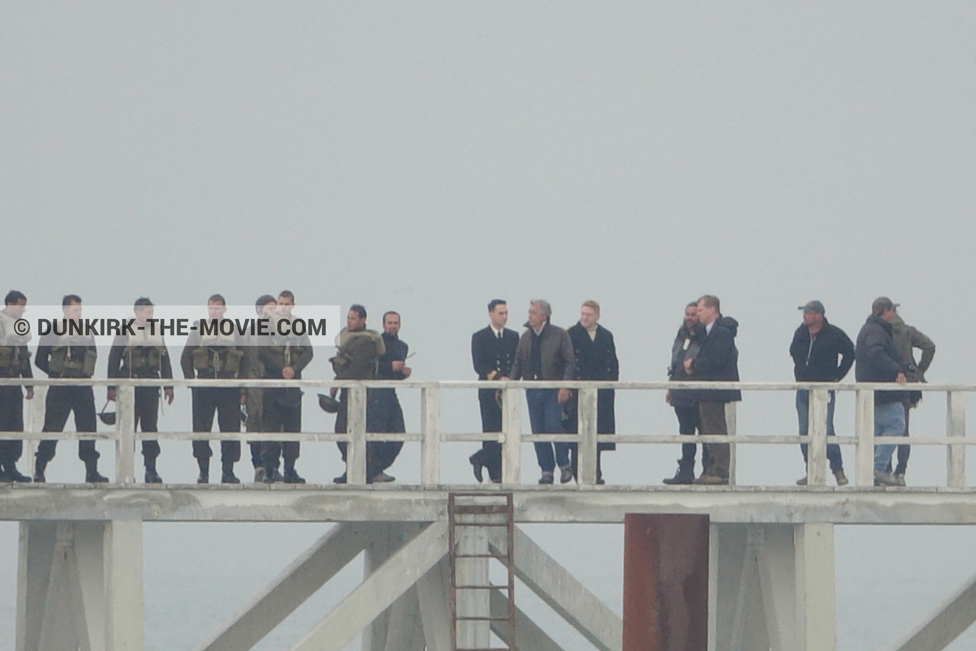 Photo avec acteur, ciel gris, figurants, Hoyte van Hoytema, jetÃ©e EST, Kenneth Branagh, Christopher Nolan, Ã©quipe technique,  des dessous du Film Dunkerque de Nolan