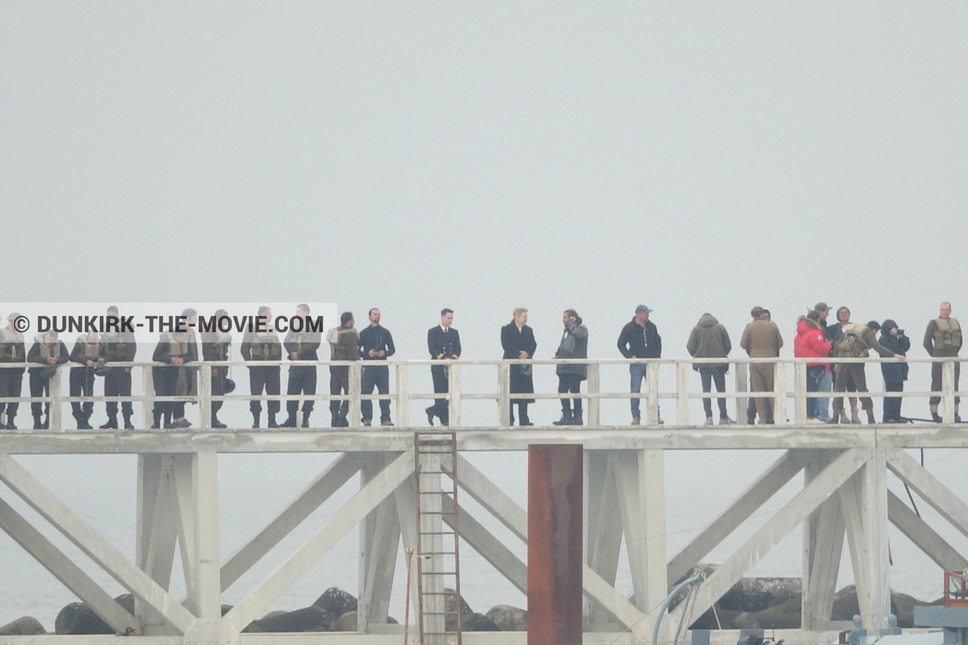 Fotos con actor, cielo gris, extras, Hoyte van Hoytema, muelle del ESTE, Kenneth Branagh, equipo técnica,  durante el rodaje de la película Dunkerque de Nolan