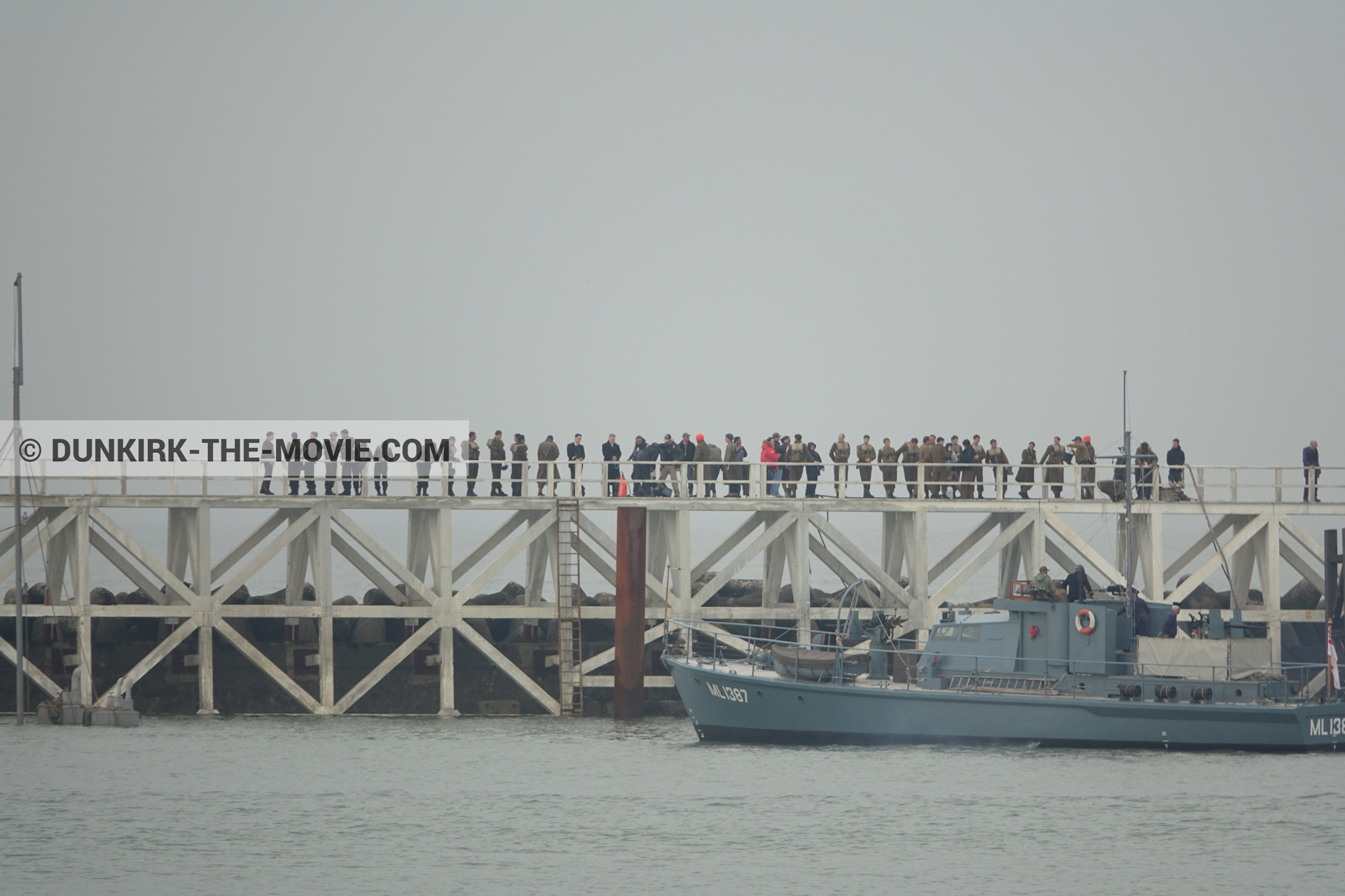 Fotos con cielo gris, HMS Medusa - ML1387, muelle del ESTE, equipo técnica,  durante el rodaje de la película Dunkerque de Nolan