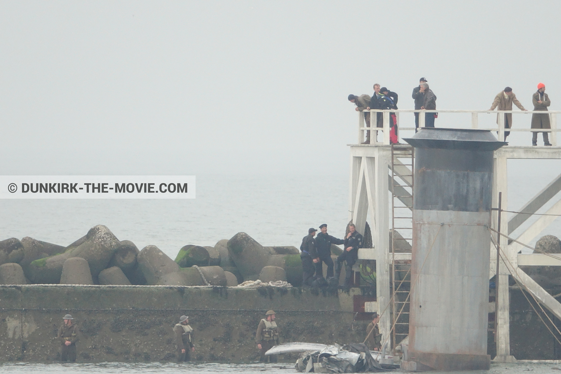 Photo avec acteur, ciel gris, dÃ©cor, figurants, jetÃ©e EST, Christopher Nolan, Ã©quipe technique, Nilo Otero,  des dessous du Film Dunkerque de Nolan