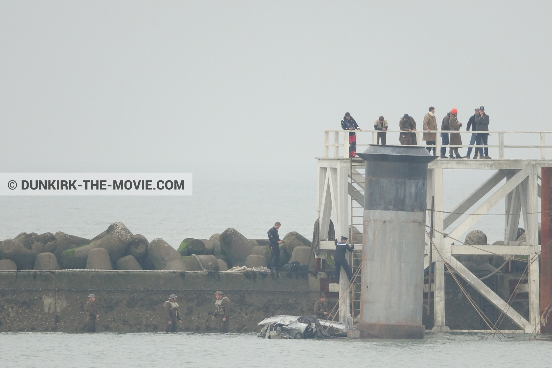 Fotos con actor, cielo gris, decoración, extras, muelle del ESTE, mares calma,  durante el rodaje de la película Dunkerque de Nolan