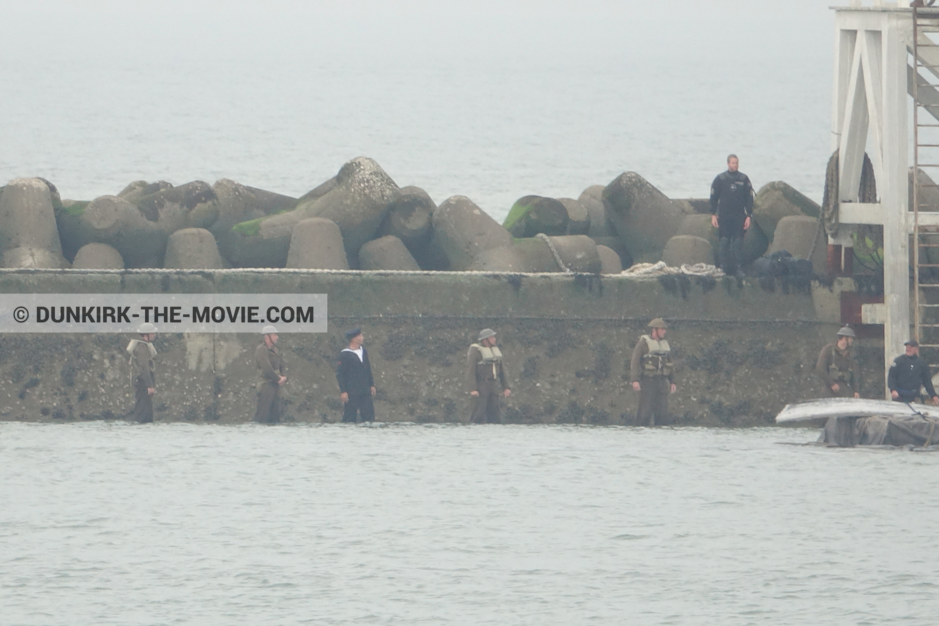 Fotos con cielo gris, extras, muelle del ESTE, mares calma,  durante el rodaje de la película Dunkerque de Nolan