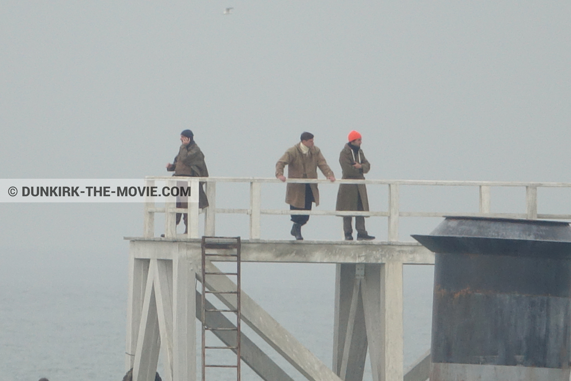 Fotos con actor, cielo gris, decoración, extras, muelle del ESTE, equipo técnica,  durante el rodaje de la película Dunkerque de Nolan