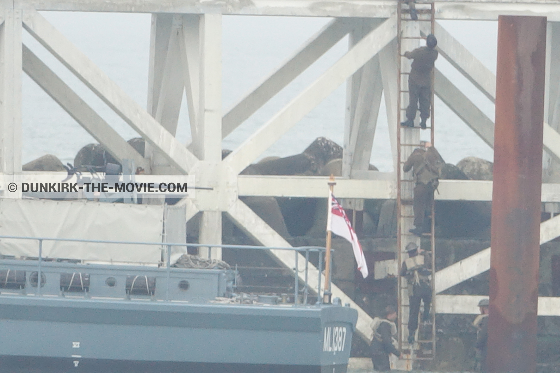 Fotos con cielo gris, extras, HMS Medusa - ML1387, muelle del ESTE,  durante el rodaje de la película Dunkerque de Nolan