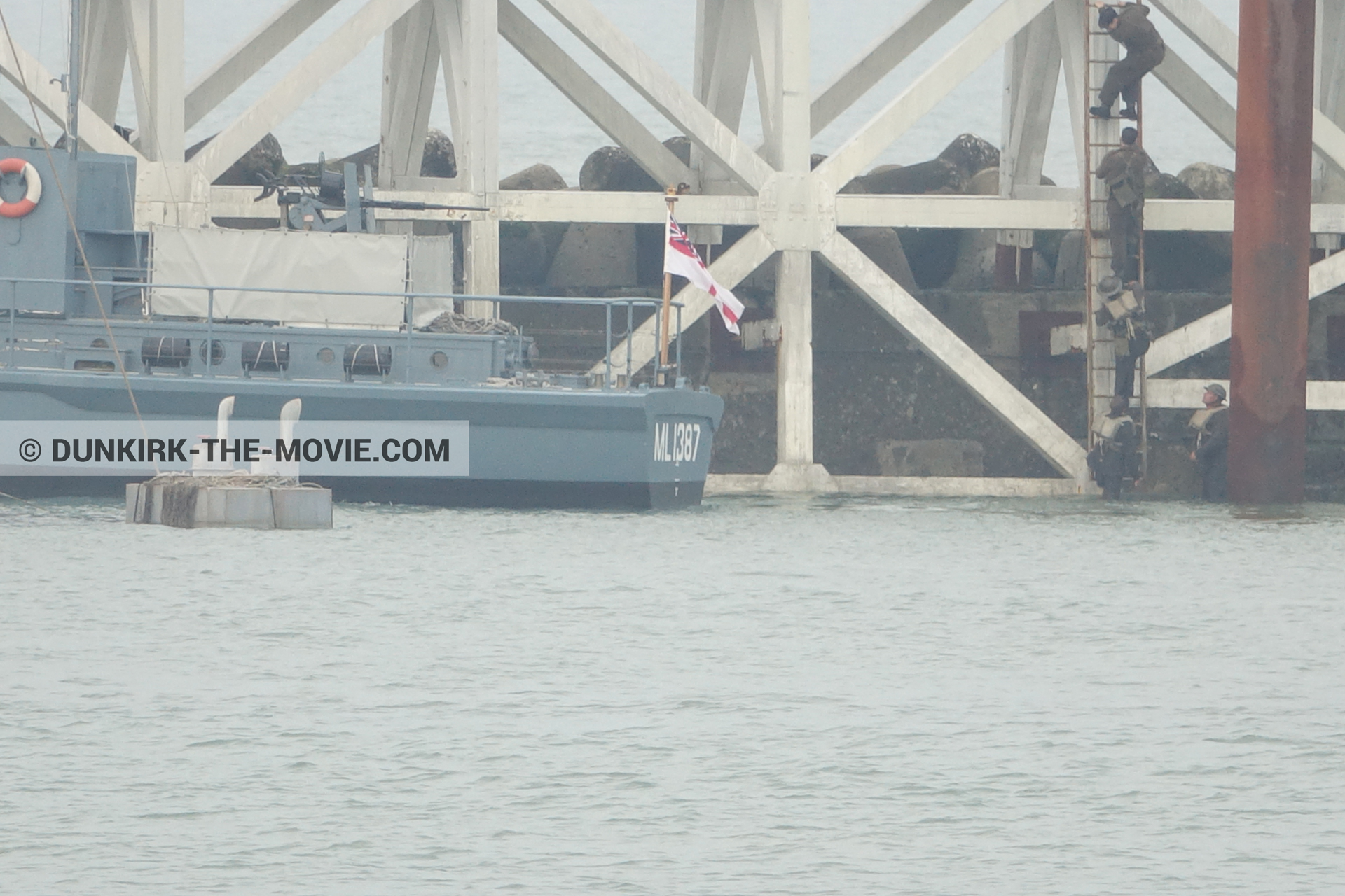 Fotos con cielo gris, extras, HMS Medusa - ML1387, muelle del ESTE, mares calma,  durante el rodaje de la película Dunkerque de Nolan