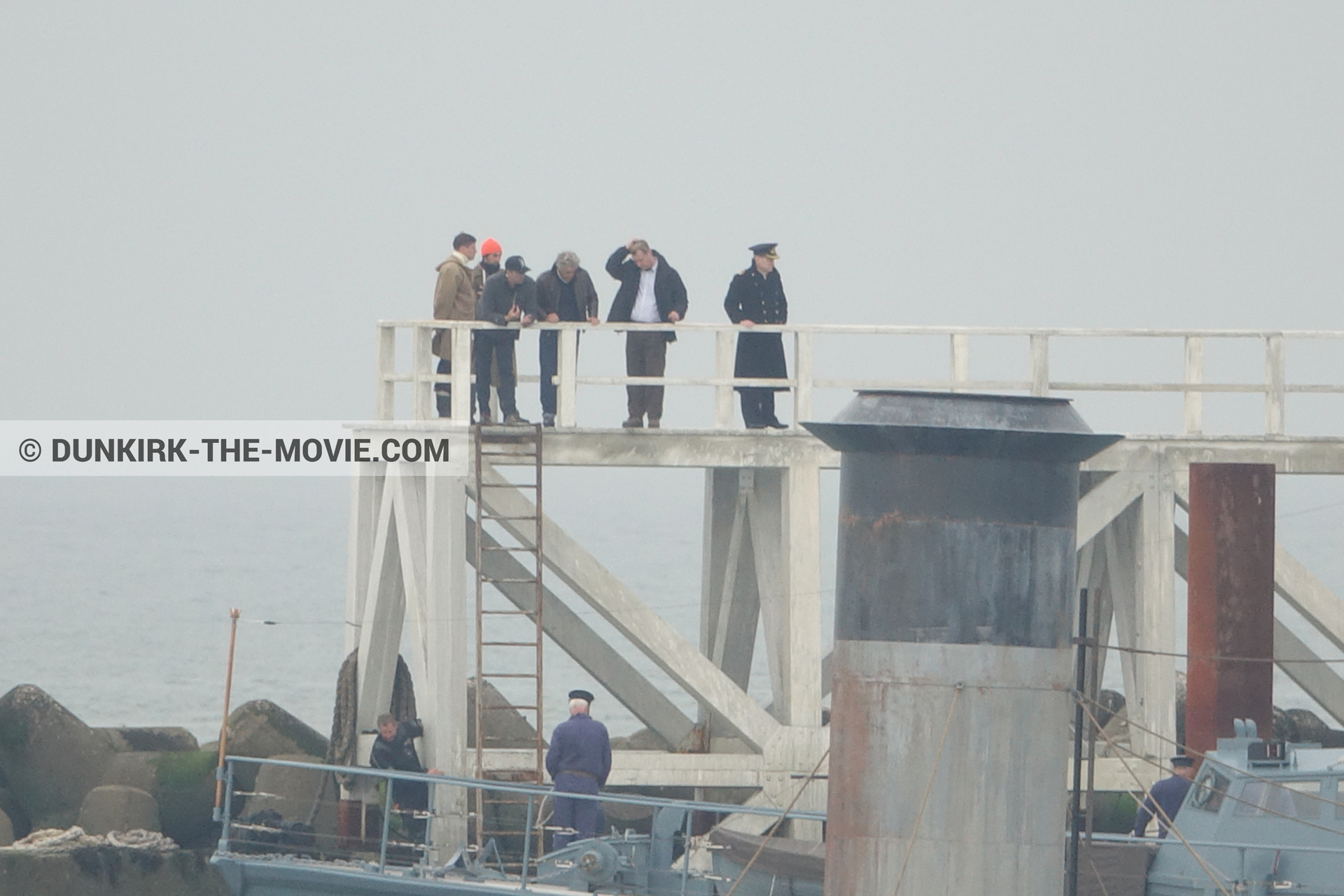 Fotos con actor, cielo gris, extras, muelle del ESTE, Kenneth Branagh, Christopher Nolan, equipo técnica,  durante el rodaje de la película Dunkerque de Nolan