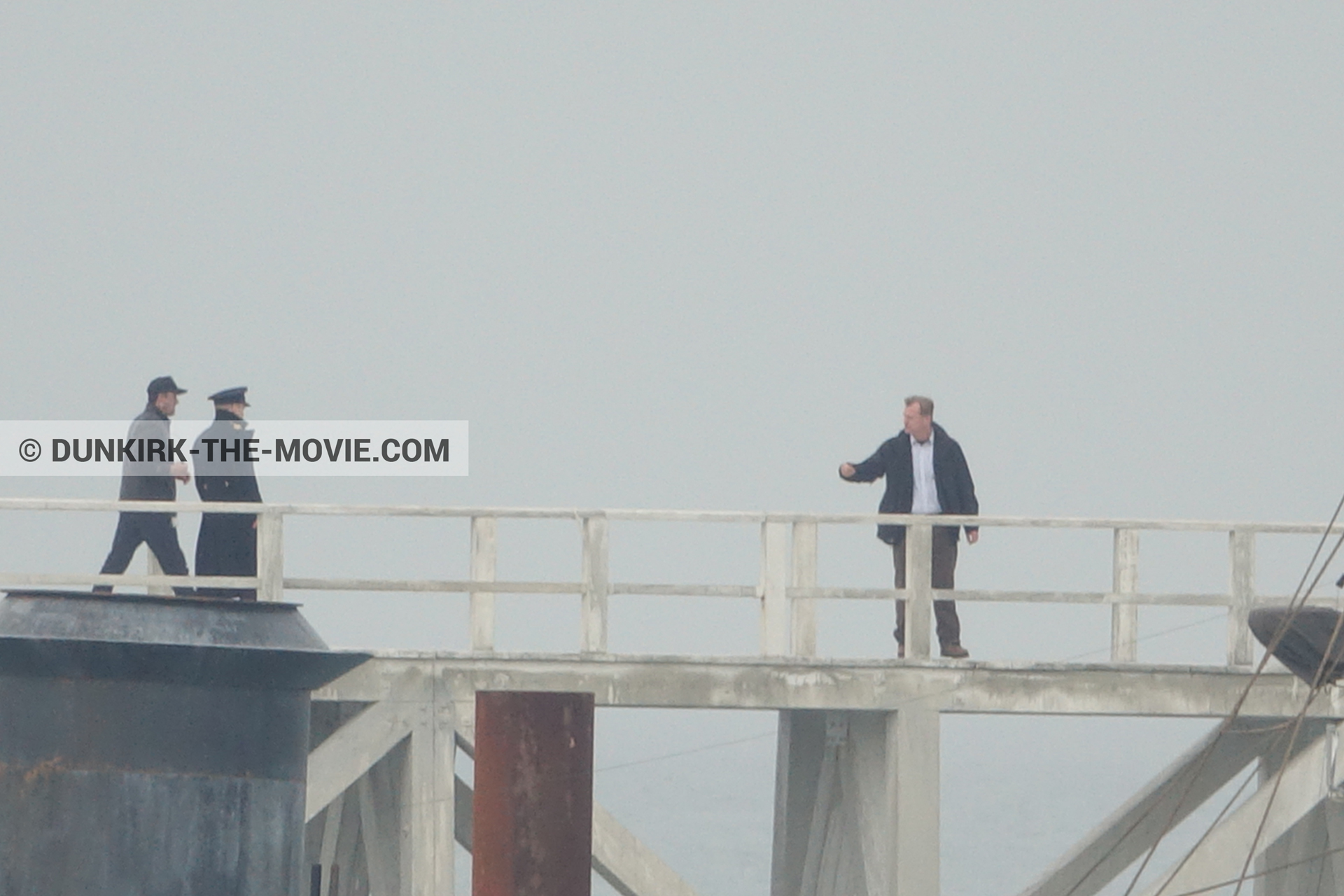 Fotos con actor, cielo gris, muelle del ESTE, Kenneth Branagh, Christopher Nolan, equipo técnica,  durante el rodaje de la película Dunkerque de Nolan