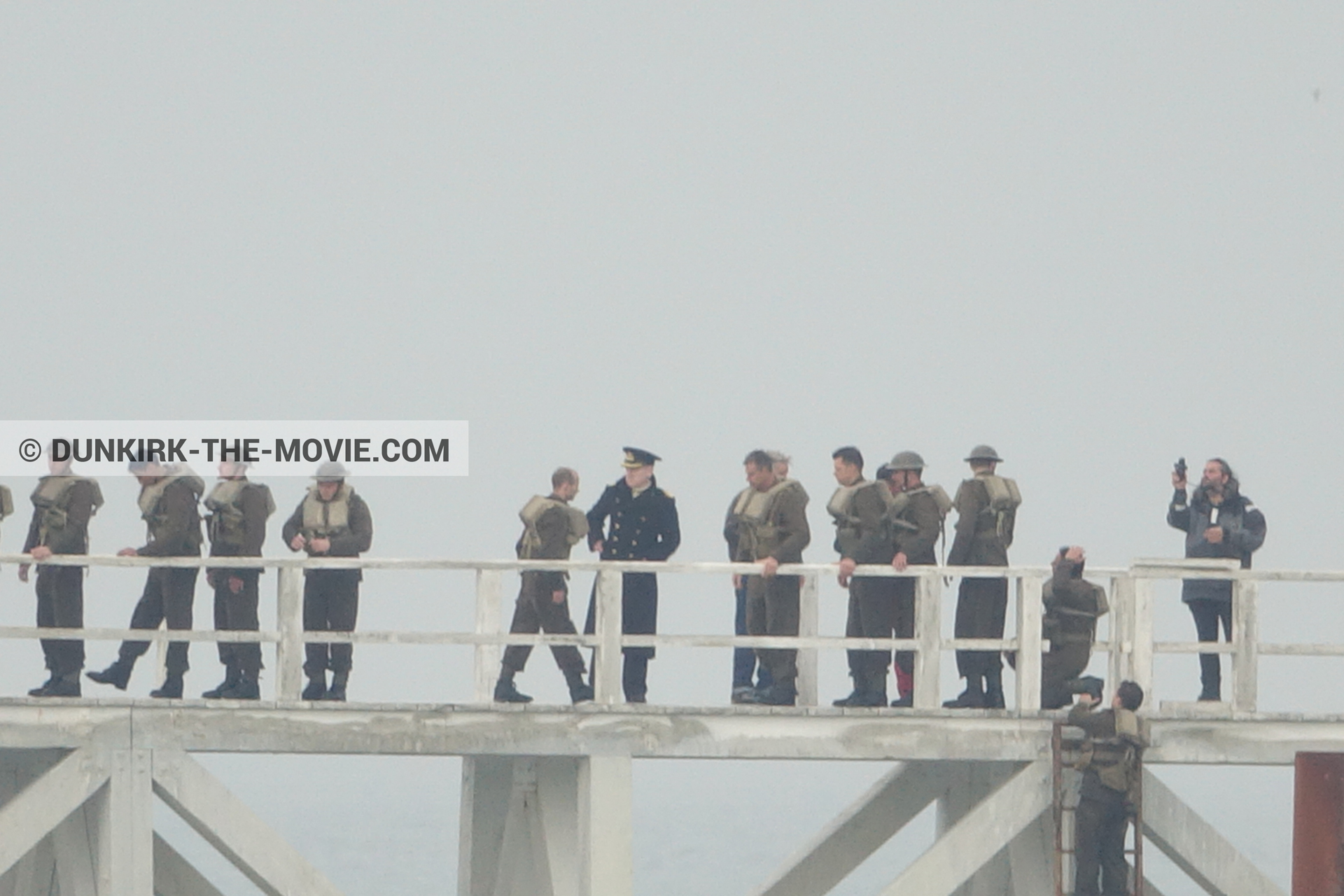 Fotos con actor, cielo gris, extras, Hoyte van Hoytema, muelle del ESTE, Kenneth Branagh, equipo técnica,  durante el rodaje de la película Dunkerque de Nolan