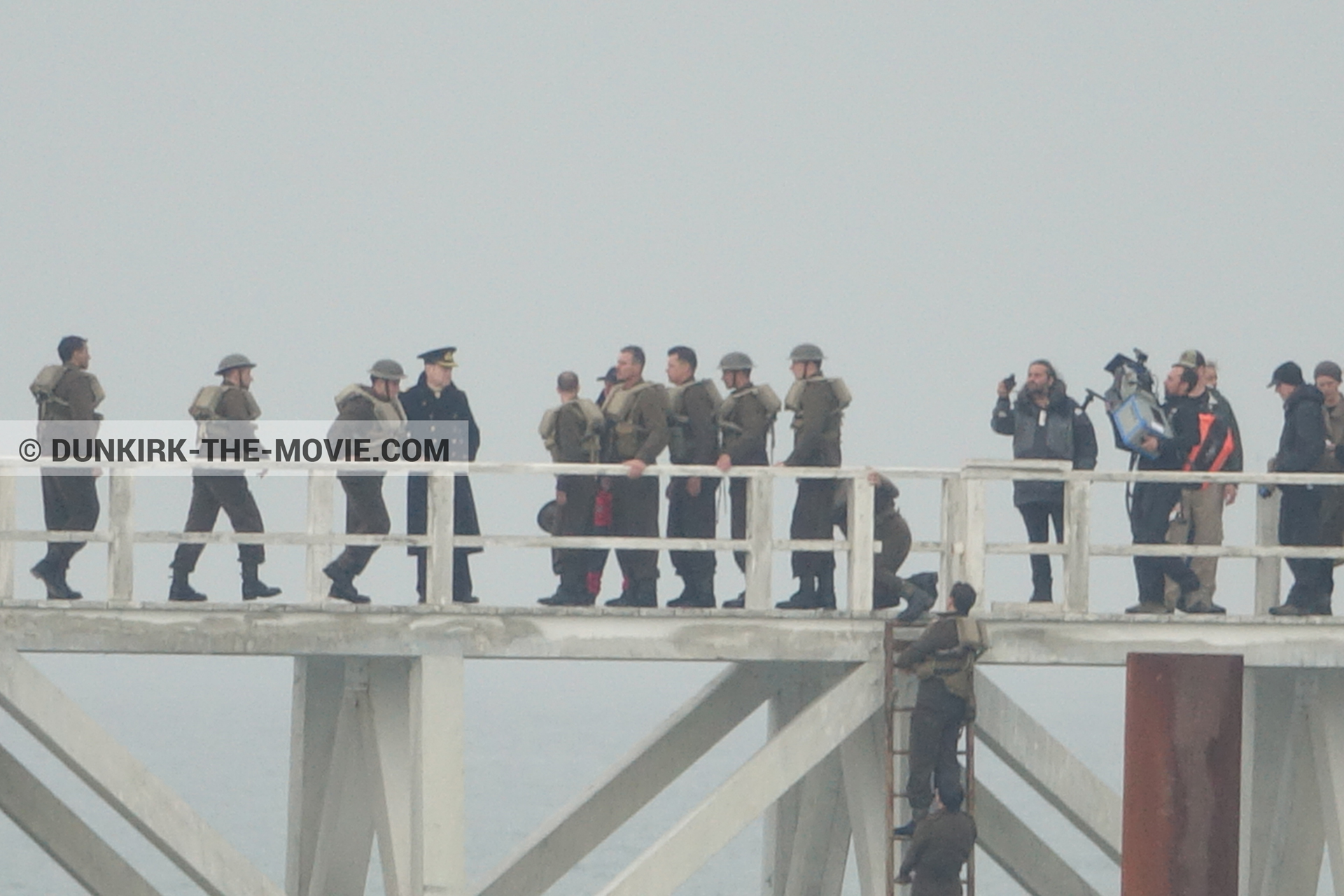Fotos con actor, cámara IMAX, cielo gris, extras, Hoyte van Hoytema, muelle del ESTE, Kenneth Branagh,  durante el rodaje de la película Dunkerque de Nolan