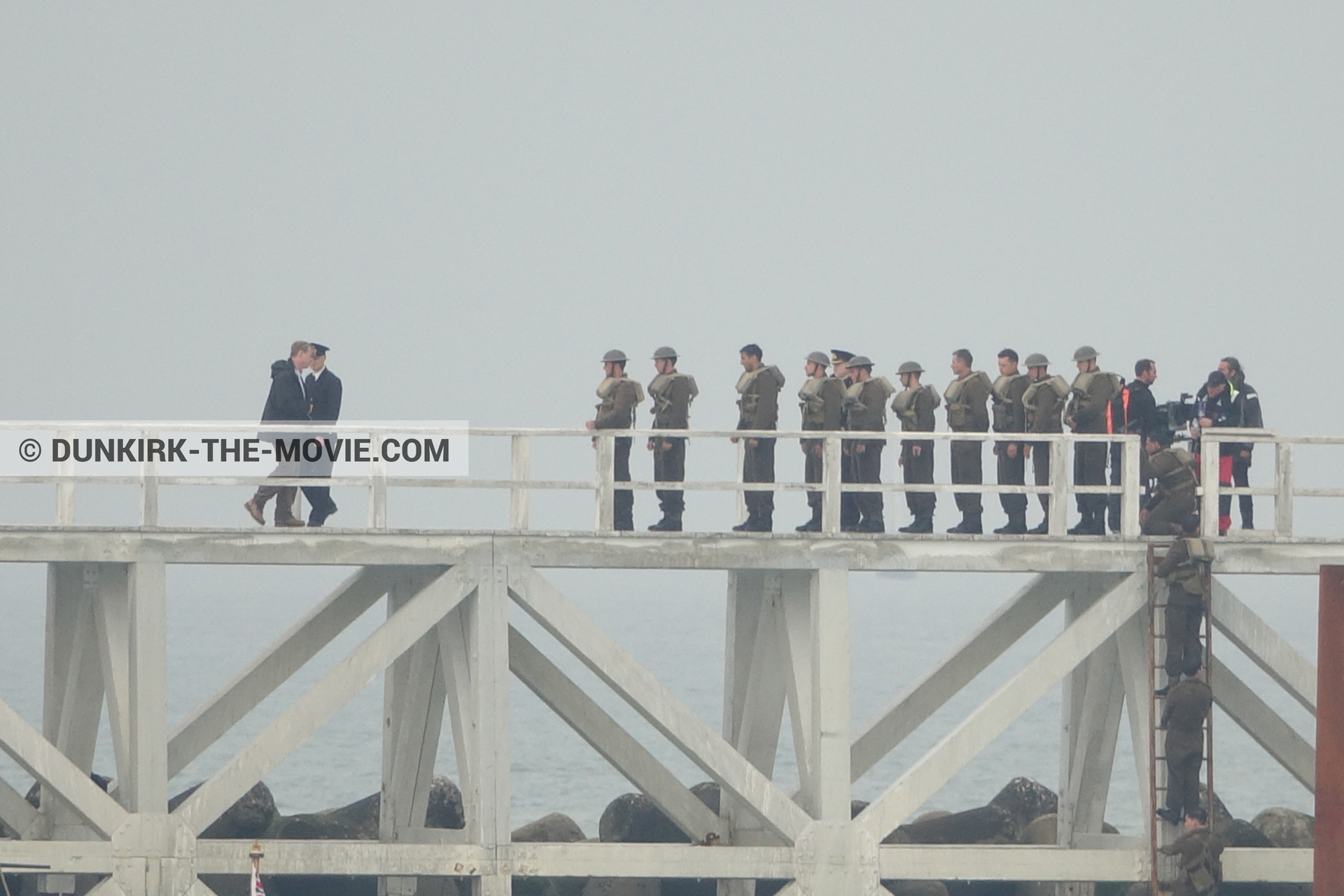 Photo avec acteur, ciel gris, figurants, Hoyte van Hoytema, jetée EST, Christopher Nolan,  des dessous du Film Dunkerque de Nolan