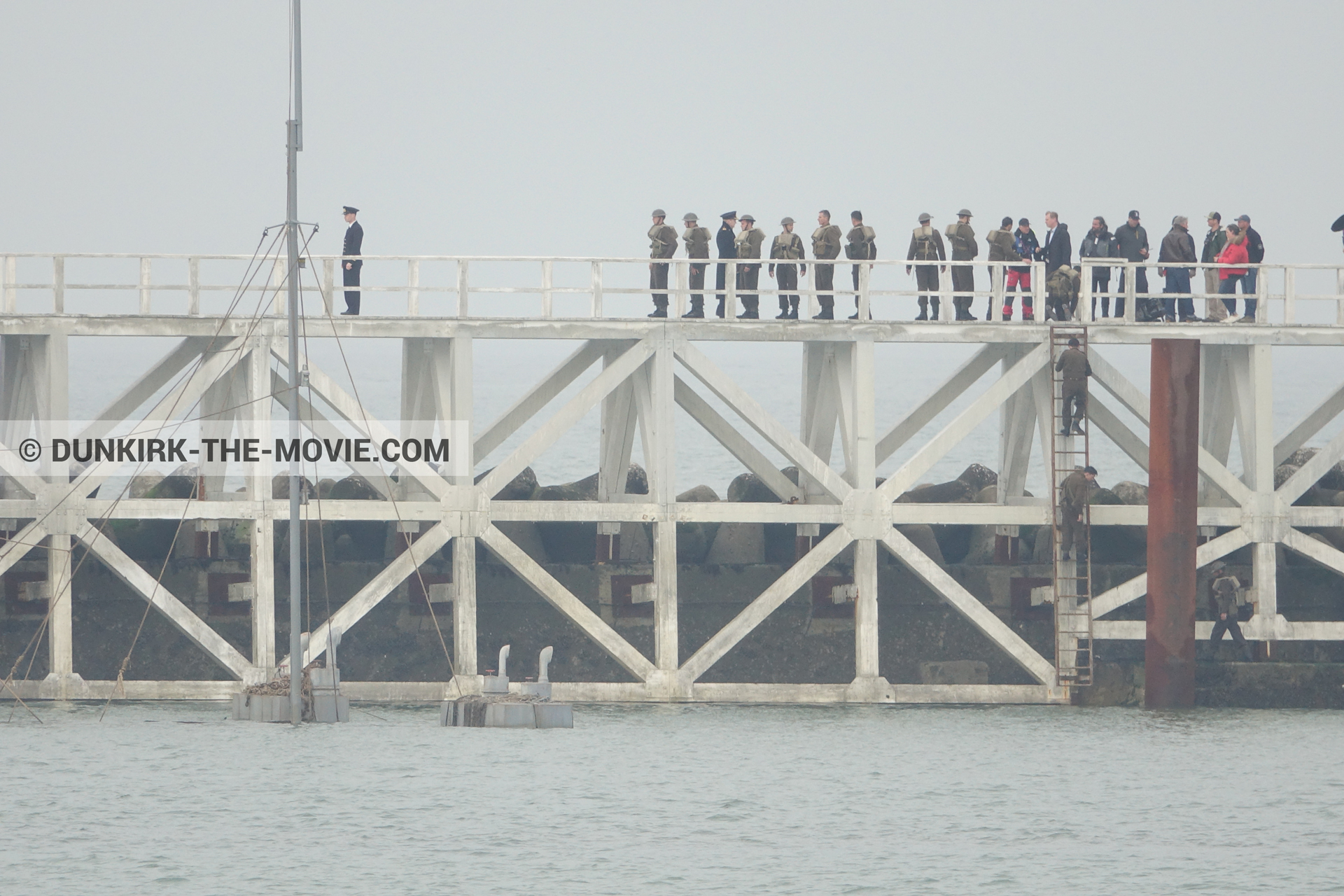 Fotos con actor, cielo gris, extras, muelle del ESTE, Christopher Nolan, equipo técnica,  durante el rodaje de la película Dunkerque de Nolan