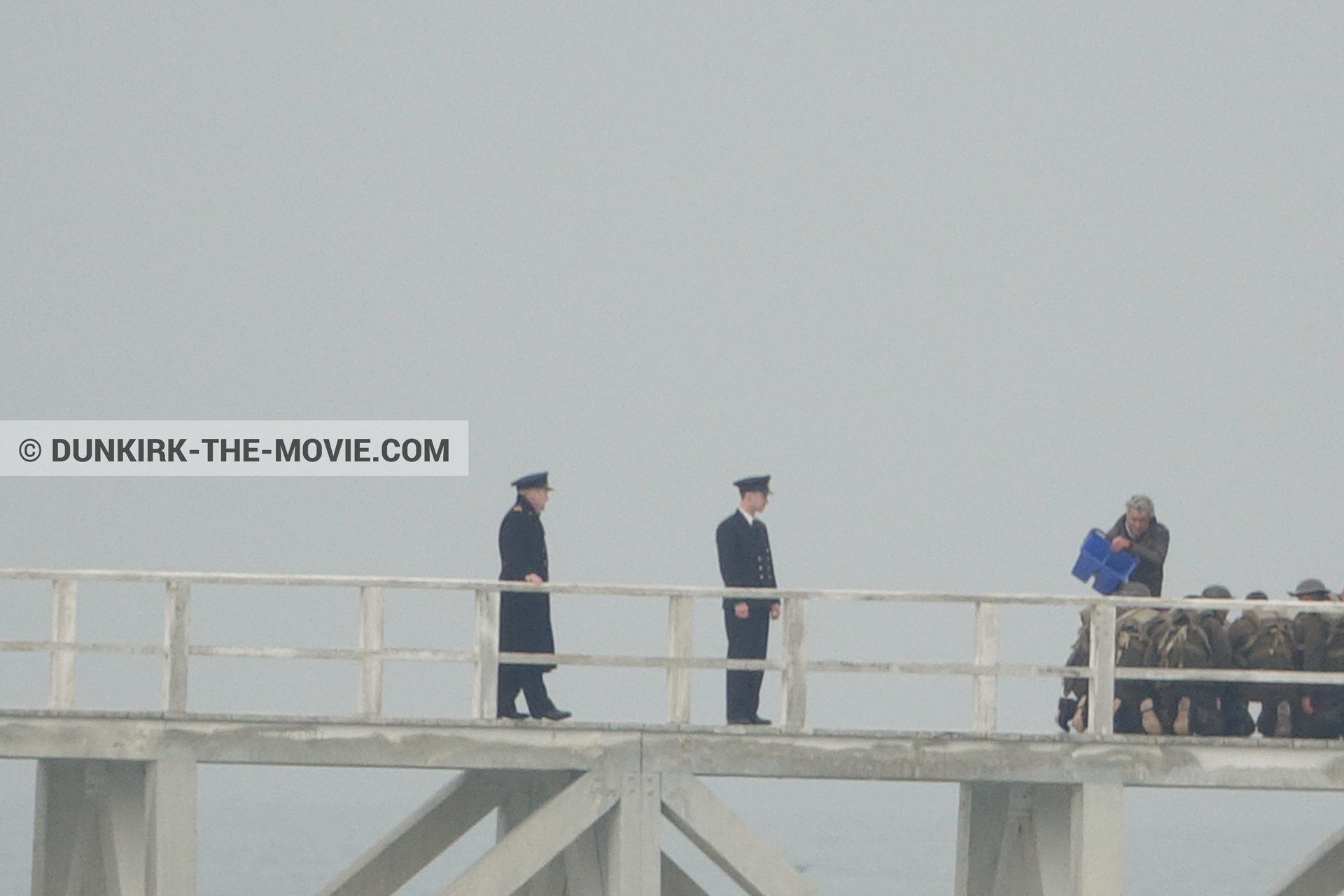 Fotos con actor, cielo gris, extras, muelle del ESTE, Kenneth Branagh, Nilo Otero,  durante el rodaje de la película Dunkerque de Nolan