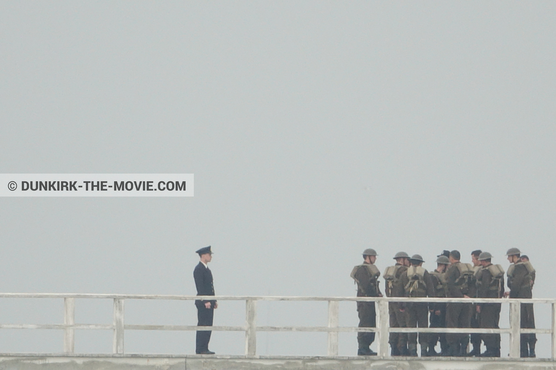 Fotos con actor, cielo gris, extras, muelle del ESTE,  durante el rodaje de la película Dunkerque de Nolan