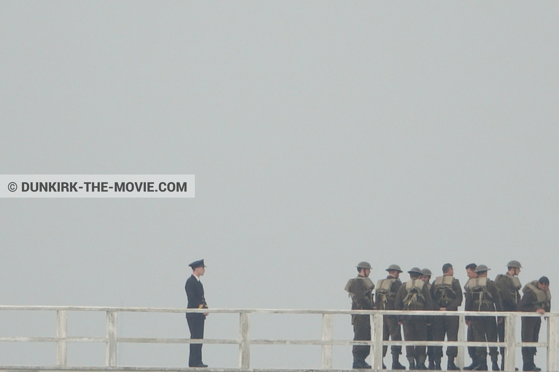 Photo avec acteur, ciel gris, figurants, jetée EST,  des dessous du Film Dunkerque de Nolan