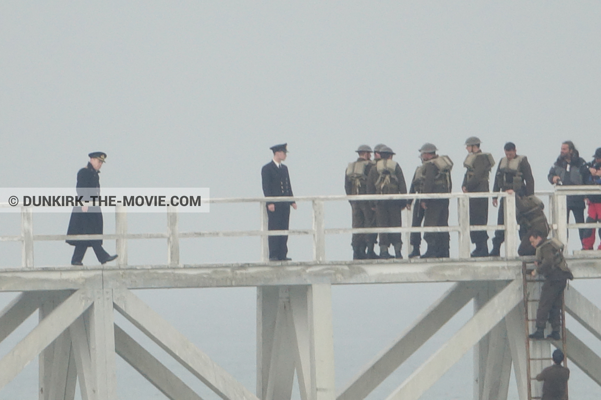 Fotos con actor, cielo gris, extras, Hoyte van Hoytema, muelle del ESTE, Kenneth Branagh,  durante el rodaje de la película Dunkerque de Nolan