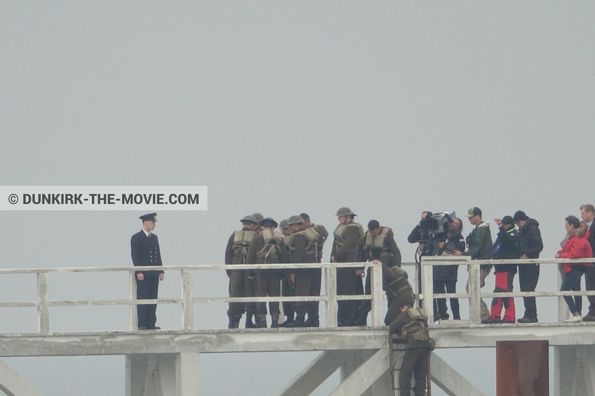 Fotos con actor, cámara IMAX, cielo gris, extras, Hoyte van Hoytema, muelle del ESTE, Christopher Nolan, equipo técnica,  durante el rodaje de la película Dunkerque de Nolan