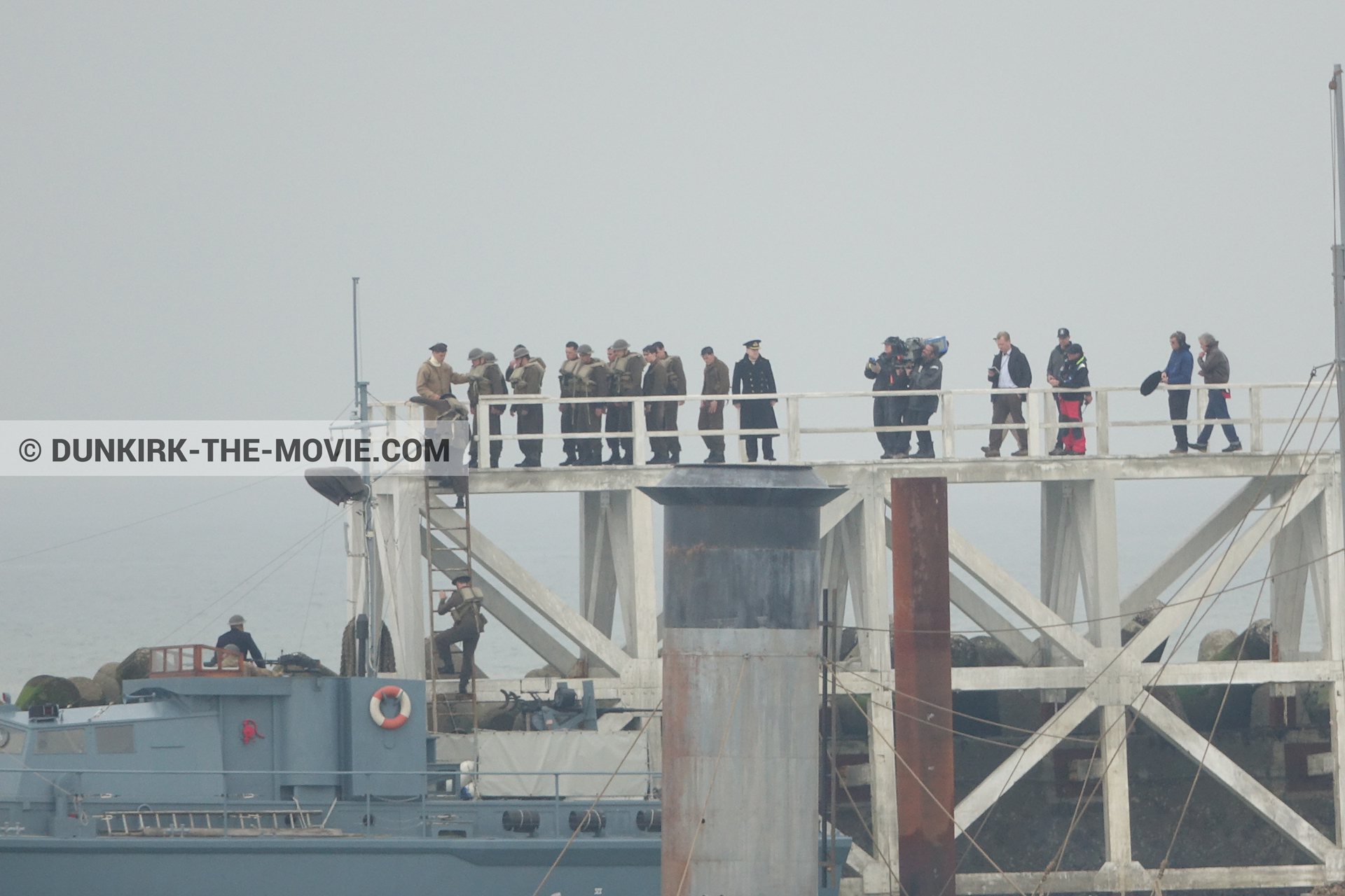 Photo avec acteur, camÃ©ra IMAX, ciel gris, dÃ©cor, figurants, HMS Medusa - ML1387, Hoyte van Hoytema, jetÃ©e EST, Christopher Nolan, Ã©quipe technique, Nilo Otero,  des dessous du Film Dunkerque de Nolan