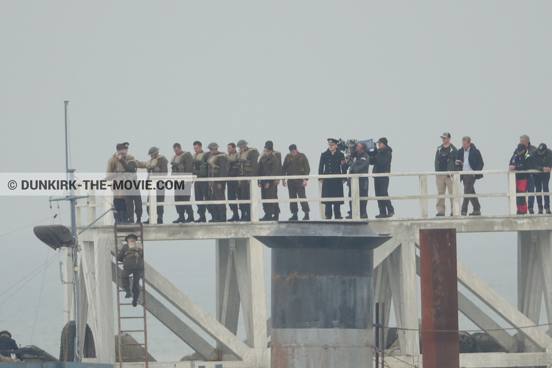 Fotos con actor, cámara IMAX, cielo gris, decoración, extras, Hoyte van Hoytema, muelle del ESTE, Christopher Nolan, equipo técnica, Nilo Otero,  durante el rodaje de la película Dunkerque de Nolan