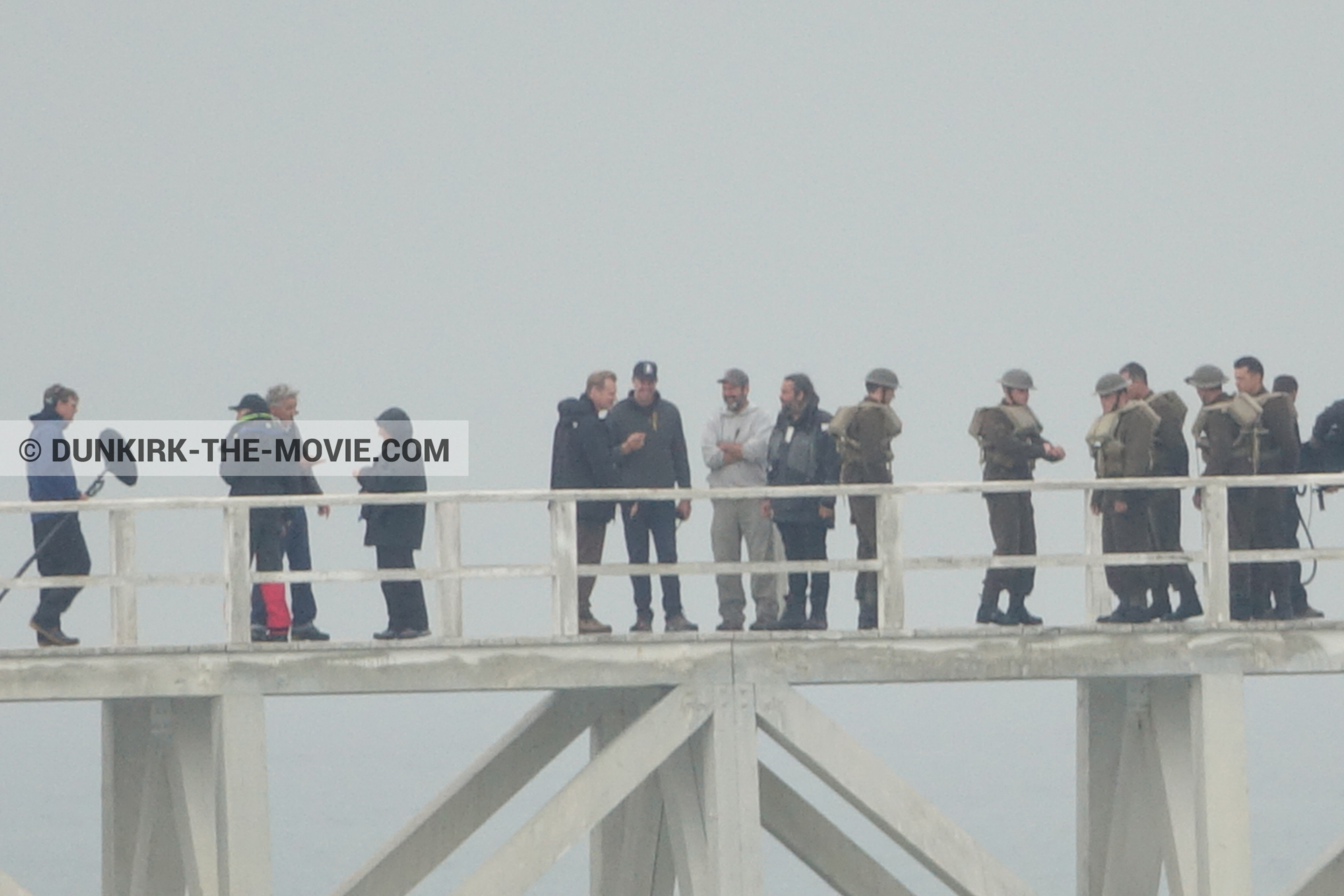 Photo avec acteur, ciel gris, figurants, Hoyte van Hoytema, jetÃ©e EST, Christopher Nolan, Ã©quipe technique, Nilo Otero,  des dessous du Film Dunkerque de Nolan