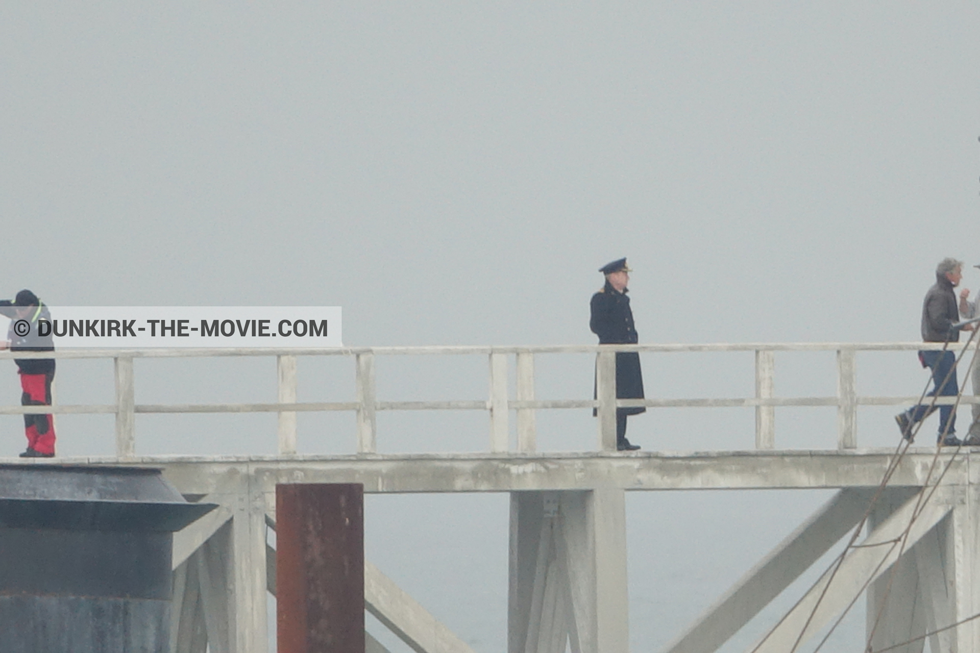 Photo avec acteur, ciel gris, jetée EST, Kenneth Branagh, équipe technique, Nilo Otero,  des dessous du Film Dunkerque de Nolan