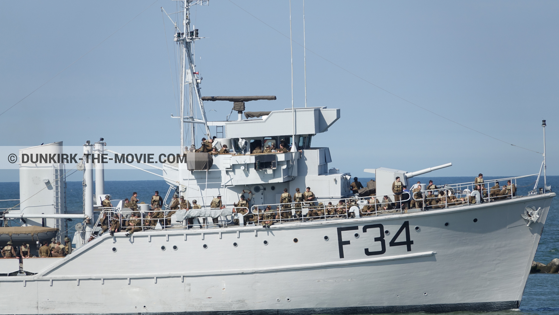 Photo avec ciel bleu, F34 - Hr.Ms. Sittard, figurants,  des dessous du Film Dunkerque de Nolan