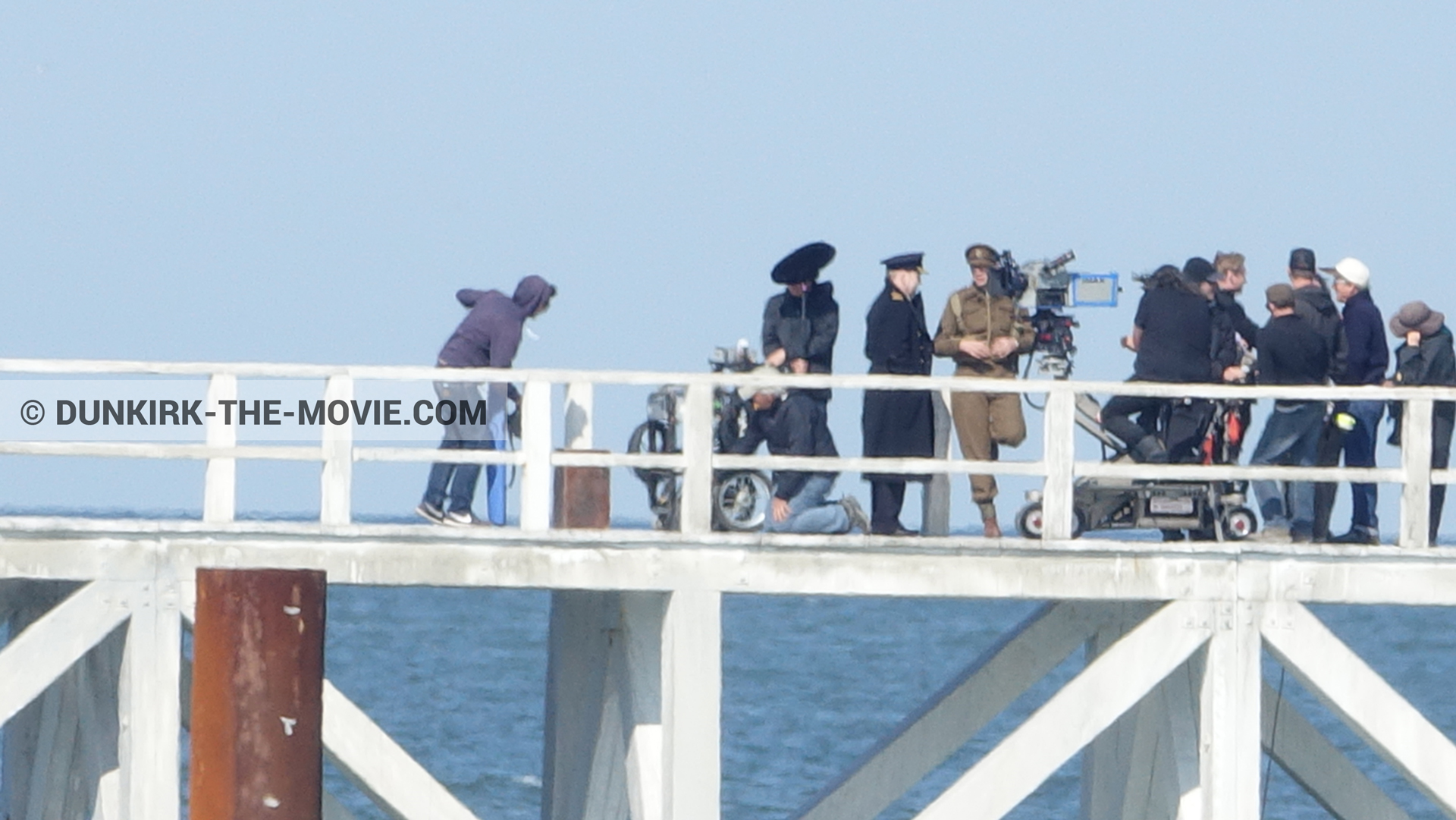 Fotos con actor, cámara IMAX, cielo azul, muelle del ESTE, Kenneth Branagh, Christopher Nolan, equipo técnica,  durante el rodaje de la película Dunkerque de Nolan