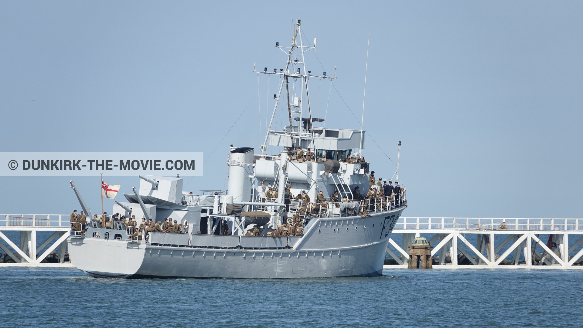 Fotos con cielo azul, F34 - Hr.Ms. Sittard, extras, muelle del ESTE, mares calma,  durante el rodaje de la película Dunkerque de Nolan